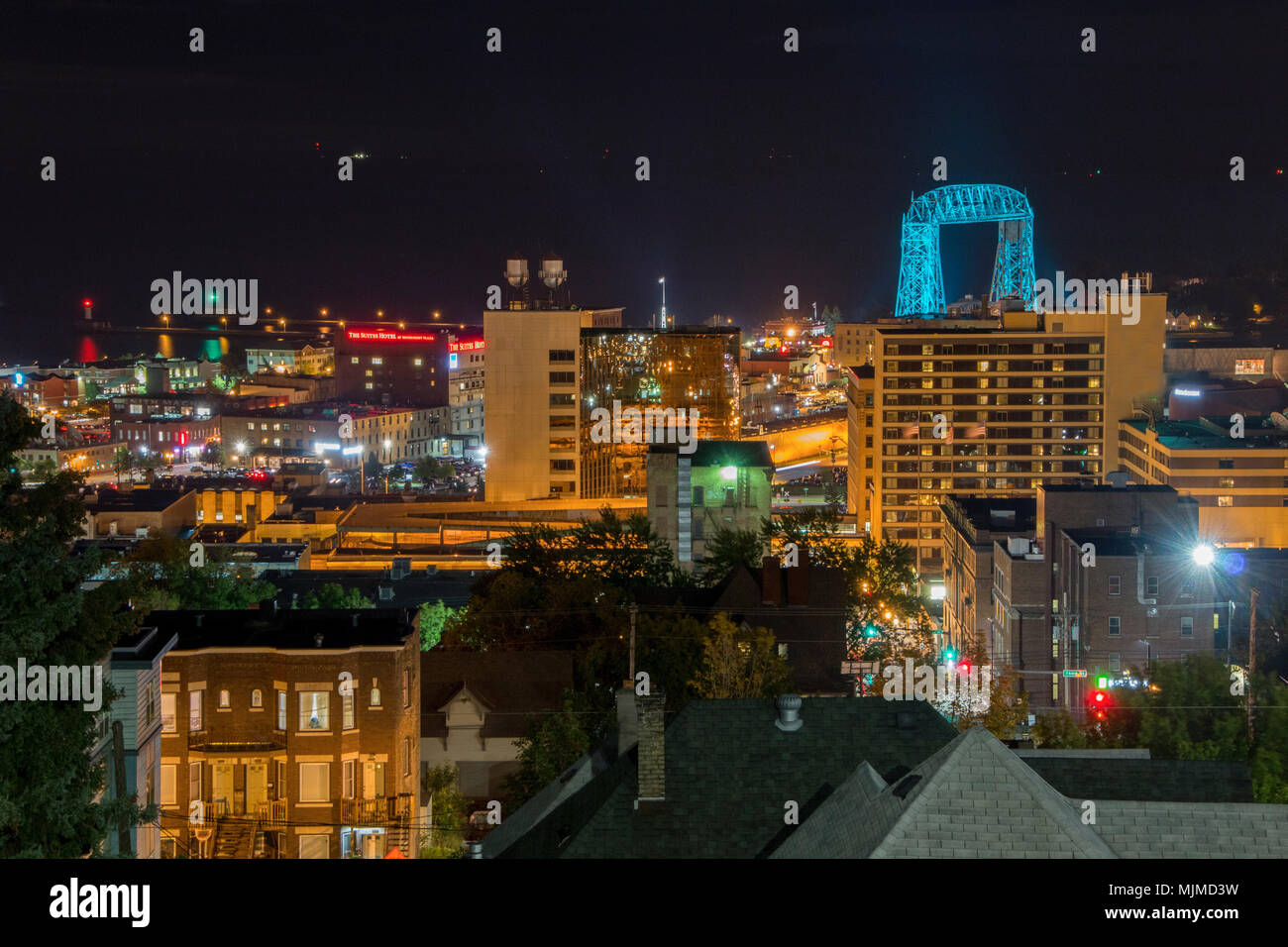 La funivia Ponte di Duluth, Minnesota è accesa teal per la consapevolezza del cancro Foto Stock