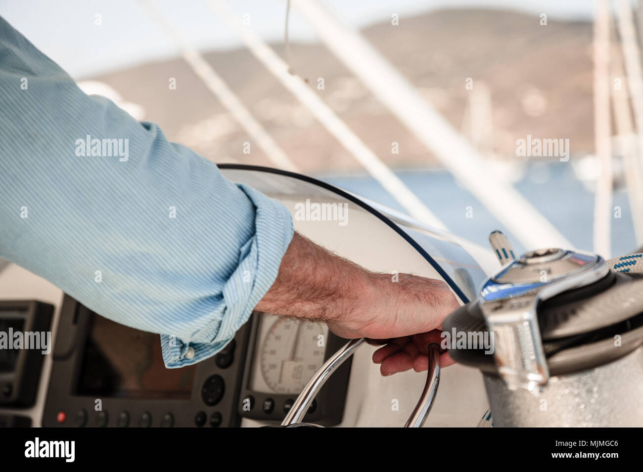 Close-up immagine di una mano di un uomo sul comando della valvola a farfalla di una barca Foto Stock