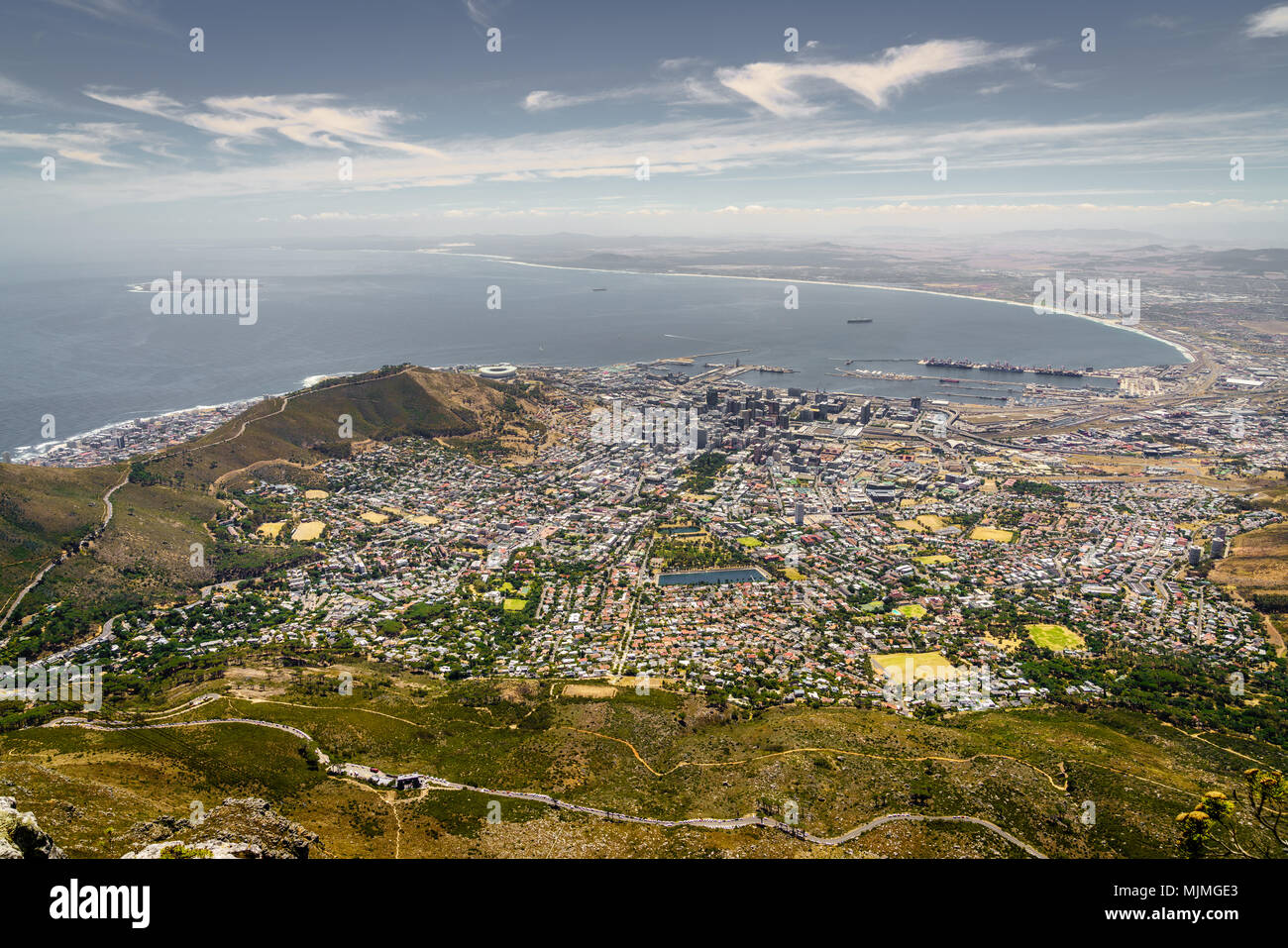 Vista della città di Cape Town la costa atlantica dalla Montagna della Tavola Foto Stock
