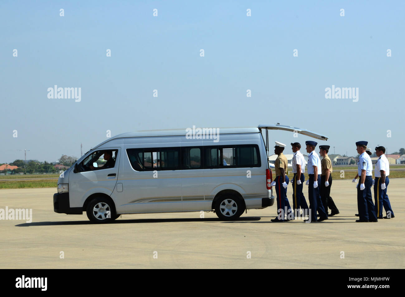 Difesa POW/mia agenzia di contabilità (DPAA) personale escort furgoni che trasportano resti possibili durante una cerimonia di rimpatrio in Vientiane, Laos, 7 dicembre, 2017. Possibile rimane collegato alla guerra del Vietnam vengono restituiti agli Stati Uniti ed esaminate per la possibile identificazione. DPAA ha la missione di fornire il massimo possibile per la contabilità del nostro personale mancante per le loro famiglie e per la nazione. (U.S. Air Force foto di Tech. Sgt. Jocelyn A. Ford) Foto Stock