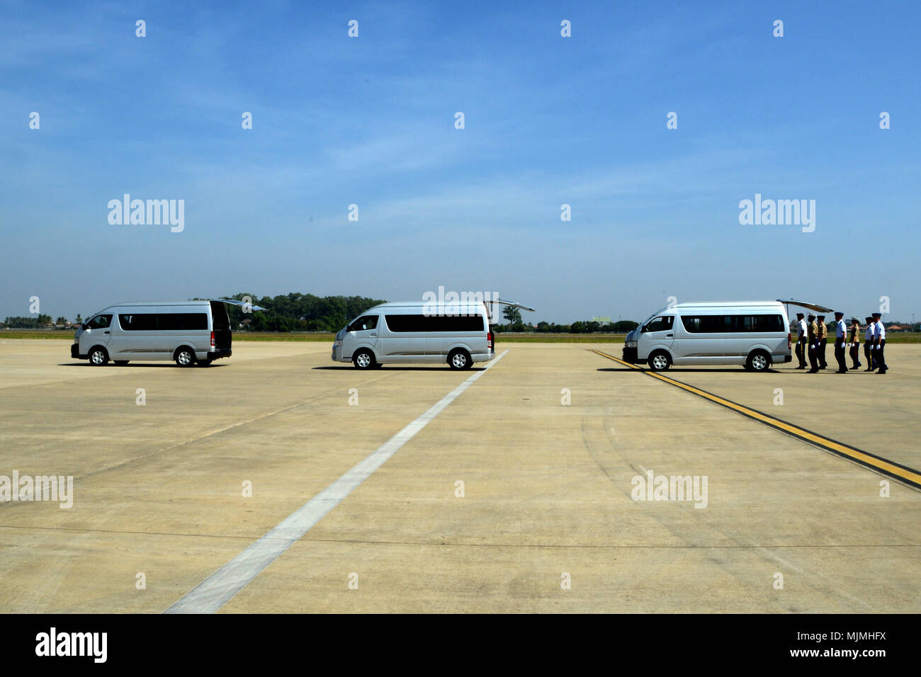 Difesa POW/mia agenzia di contabilità (DPAA) personale escort furgoni che trasportano resti possibili durante una cerimonia di rimpatrio in Vientiane, Laos, 7 dicembre, 2017. Possibile rimane collegato alla guerra del Vietnam vengono restituiti agli Stati Uniti ed esaminate per la possibile identificazione. DPAA ha la missione di fornire il massimo possibile per la contabilità del nostro personale mancante per le loro famiglie e per la nazione. (U.S. Air Force foto di Tech. Sgt. Jocelyn A. Ford) Foto Stock