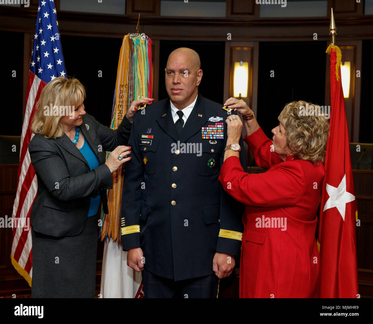 Oklahoma governatore Maria Fallin(a sinistra) e la sig.ra Deborah Thompson(R) i luoghi principali spalla generale schede su Brig. Gen. Michael C. Thompson, Aiutante Generale per Oklahoma durante la sua cerimonia di promozione. Foto Stock