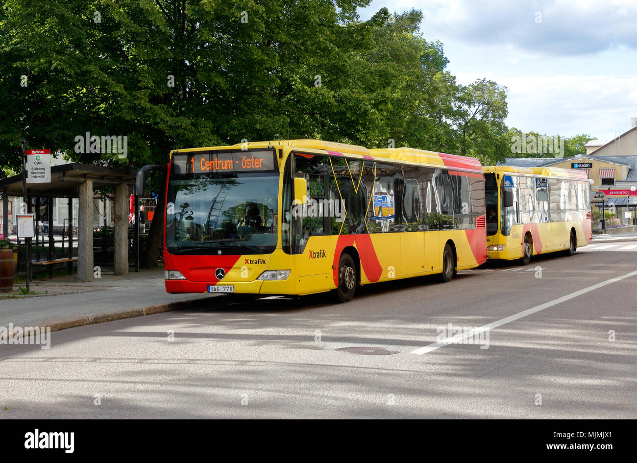 Hudiksvall, Svezia - Luglio 5, 2017: Tw giallo autobus alla fermata Centrum in servizio per Xtrafik. Foto Stock