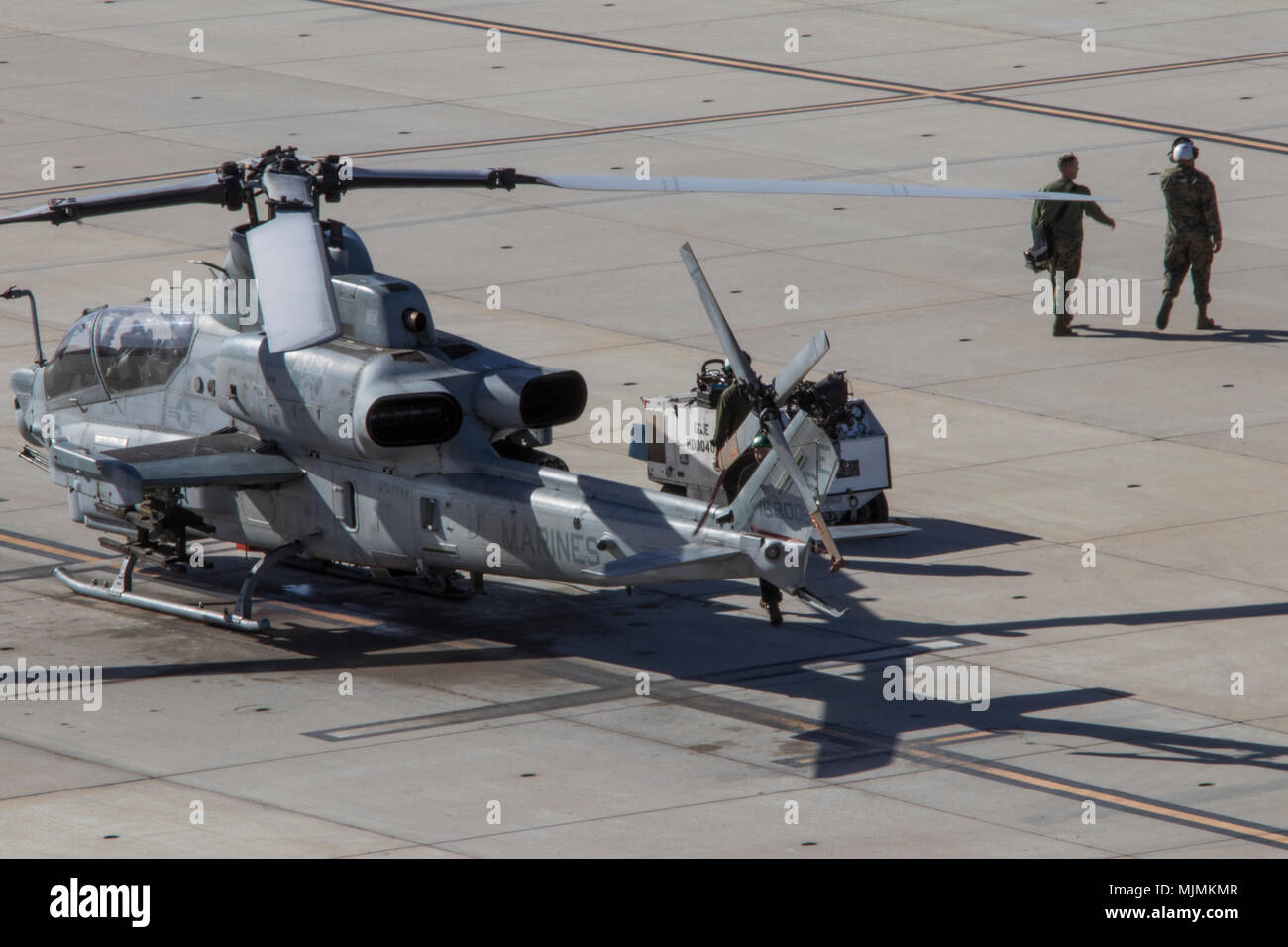 AH-1Z Viper si prepara a prendere il via dalla Marine Corps Air Station Camp Pendleton, Calif, Dic 11, 2017. La vipera è 53m. di lunghezza e può raggiungere la velocità massima di 200 nodi. (U.S. Marine Corps photo by Lance Cpl. Noè Rudash) Foto Stock