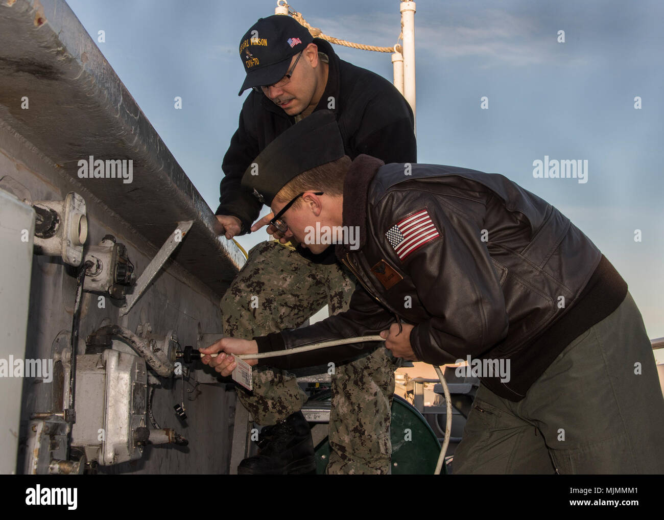 171211-N-LC571-0002 SAN DIEGO (dec. n. 11, 2017) La comunicazione di massa Specialist 1a classe Julio Rivera, superiore e la comunicazione di massa specialista in seconda classe Zachary Landers impostare un annuncio pubblico sistema in preparazione per una cerimonia frocking a bordo della Nimitz-class portaerei USS Carl Vinson (CVN 70). Carl Vinson è attualmente pierside a San Diego, in preparazione per una prossima Pacifico occidentale la distribuzione. (U.S. Foto di Marina di Massa lo specialista di comunicazione di terza classe Matteo Granito/rilasciato) Foto Stock