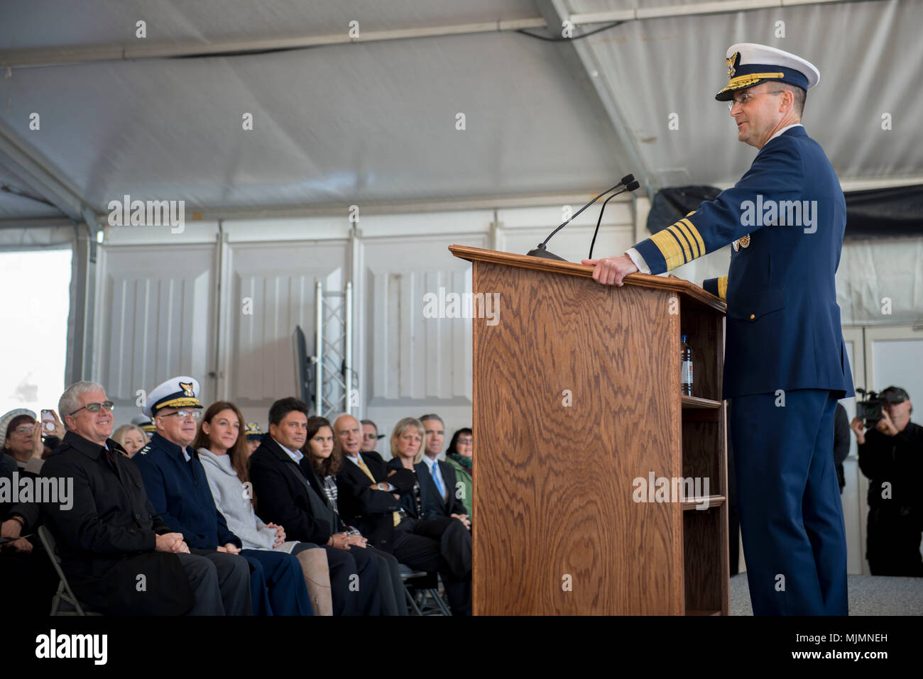 Coast Guard Vice comandante Adm. Charles Michel parla durante una cerimonia di battesimo per i guardacoste Midgett WMSL (757) in Pascagoula, Miss., Sabato, Dicembre 9, 2017. Midgett è l'ottava nave ad essere costruita nella legenda-classe di Coast Guard la sicurezza nazionale taglierine. Coast Guard foto di Sottufficiali di terza classe Brandon Giles Foto Stock
