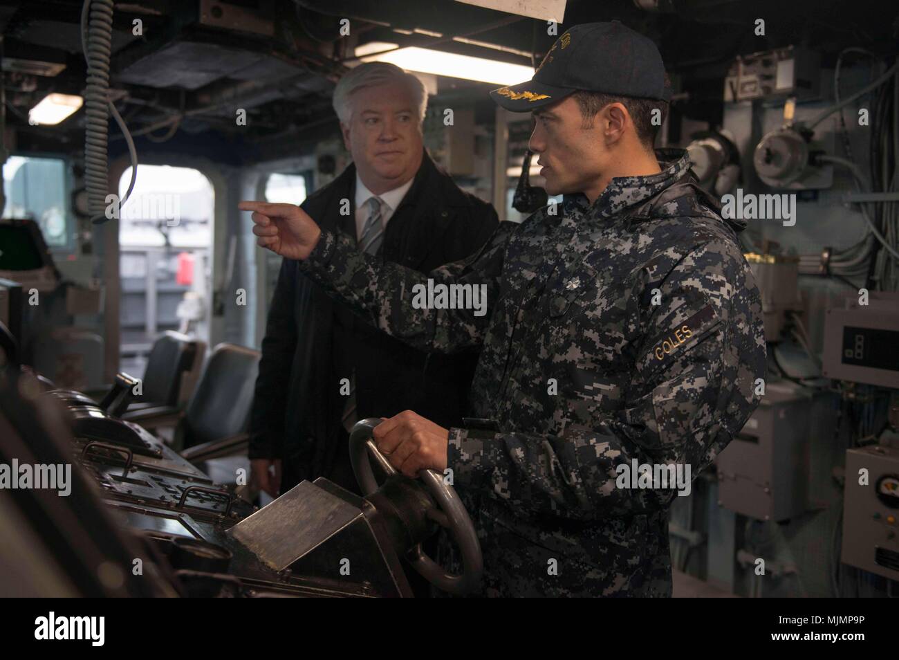 La USS Ross (DDG 71) è un cacciatorpediniere lanciamissili guidati classe Arleigh Burke della Marina degli Stati Uniti, entrato in servizio nel 1997. Il cacciatorpediniere visitò Lisbona, in Portogallo, nel dicembre 2017 per celebrare il 700° anniversario della Marina portoghese. L'immagine d'archivio documenta le operazioni navali e la presenza della nave durante la visita portuale internazionale. Foto Stock