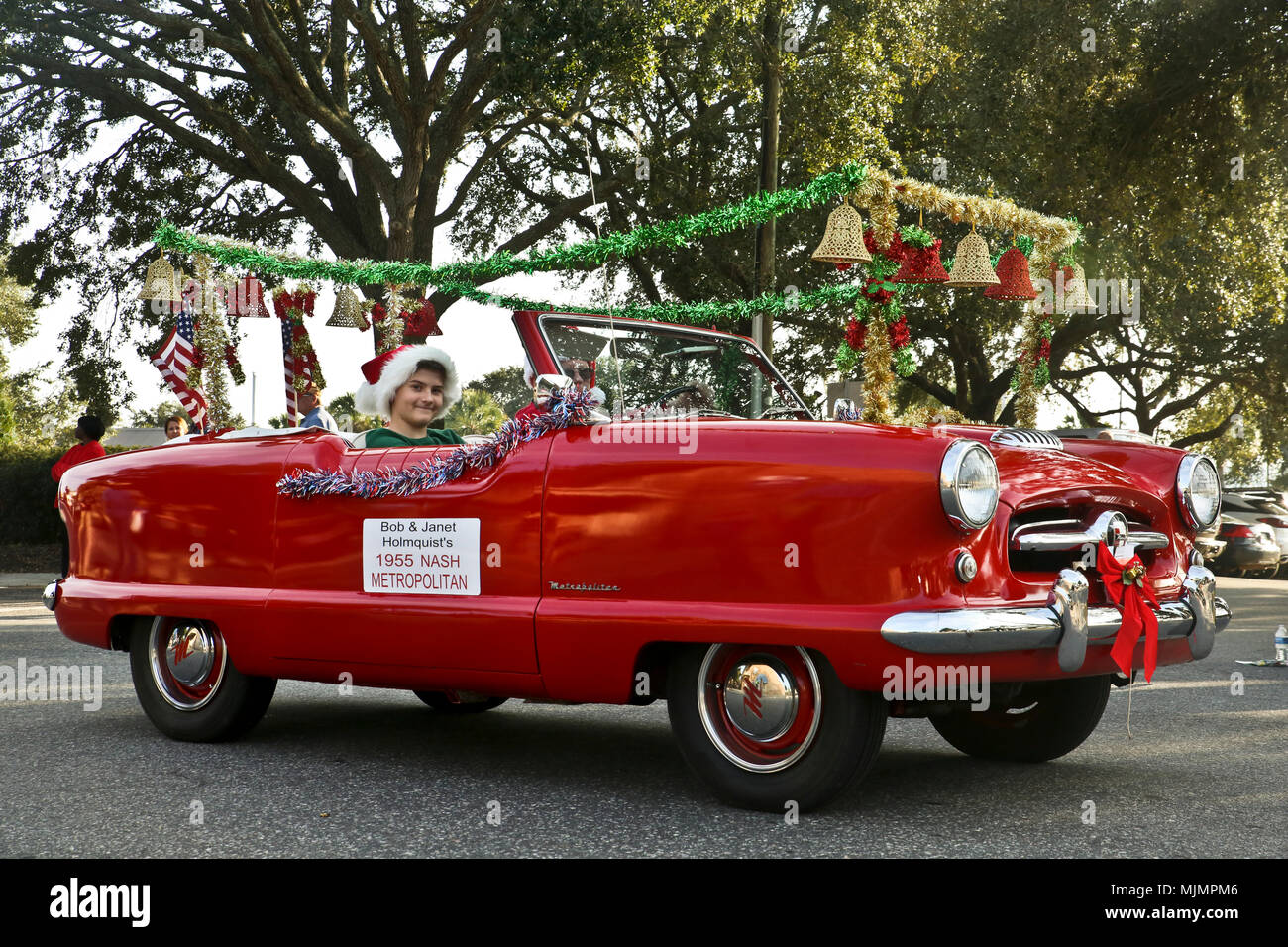 Un auto classica partecipa all'annuale Beaufort parata natalizia il 2 dicembre nel centro cittadino di Beaufort. A tema natalizio galleggianti da aziende locali e i veicoli privati pilotato da Beaufort patricipated residenti in parata. La sfilata è stata organizzata per festeggiare l arrivo della stagione delle feste. Foto Stock