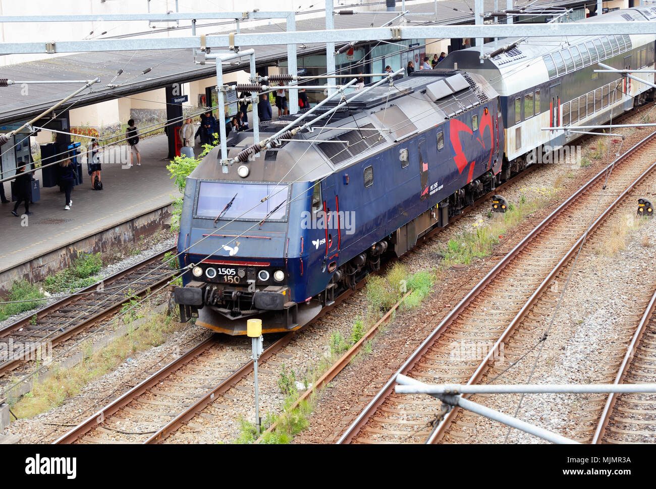 Copenhagen, Danimarca - 24 agosto 2017: un treno passeggeri con un blu classe DSB ME locomotiva diesel-elettriche nella parte anteriore al Vestport railroad st Foto Stock