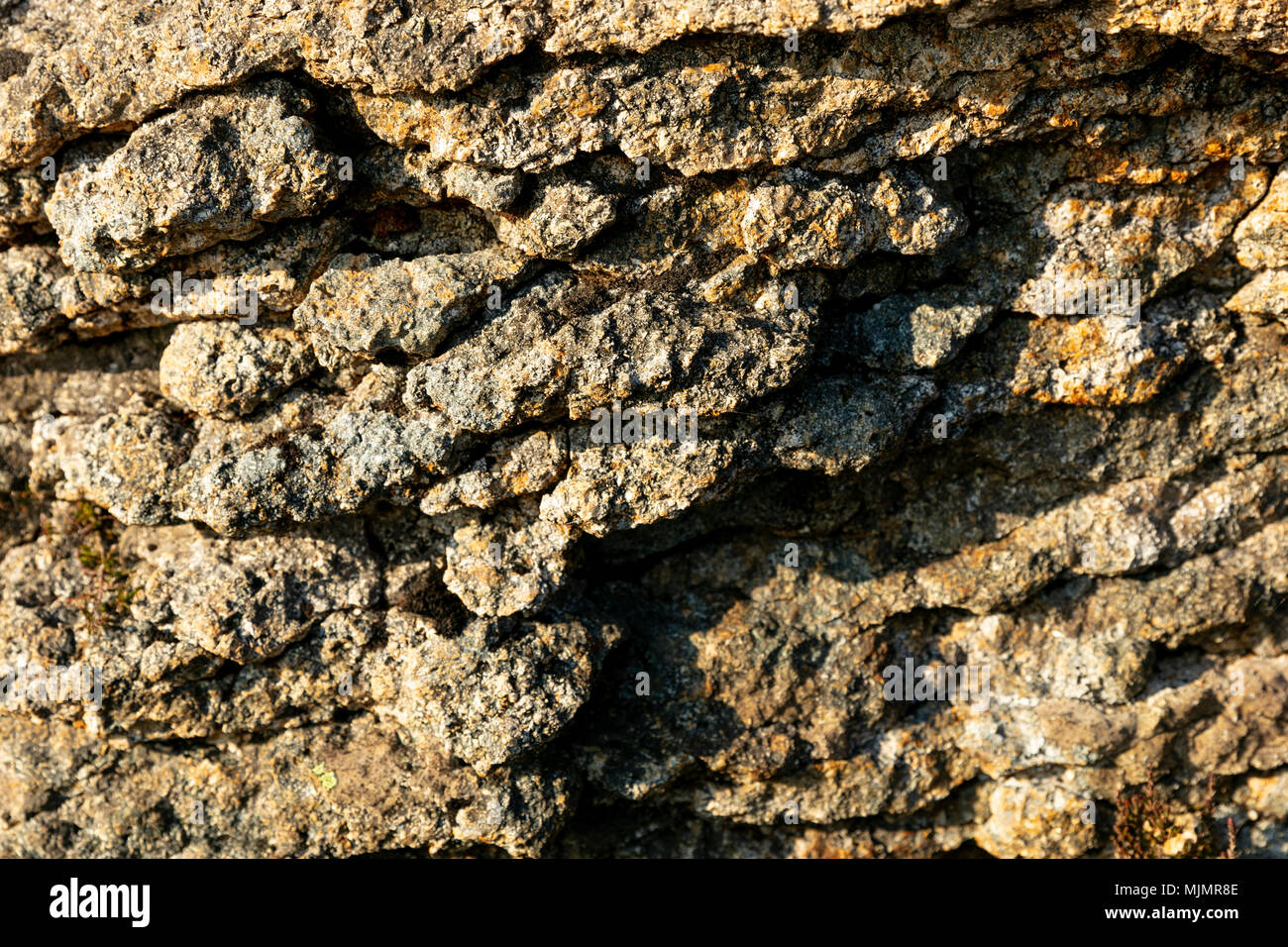 Una chiusura di roccia naturale texture, tiro fuori nelle montagne scozzesi. Foto Stock