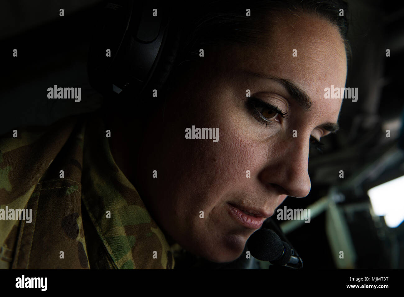 Stati Uniti Air Force Staff Sgt. Rachel Cullen, un boom operatore assegnato alla 447th aria gruppo Expeditionary, guida il boom di una KC-135 Stratotanker durante una missione di rifornimento della Siria, dal 1 dicembre 2017. Un braccio operatore è un elemento di equipaggi a bordo di un aeromobile di rifornimento responsabile in modo sicuro ed efficace il rifornimento di altri aeromobili durante il volo. (U.S. Air Force photo by Staff Sgt. Paolo Labbe) Foto Stock