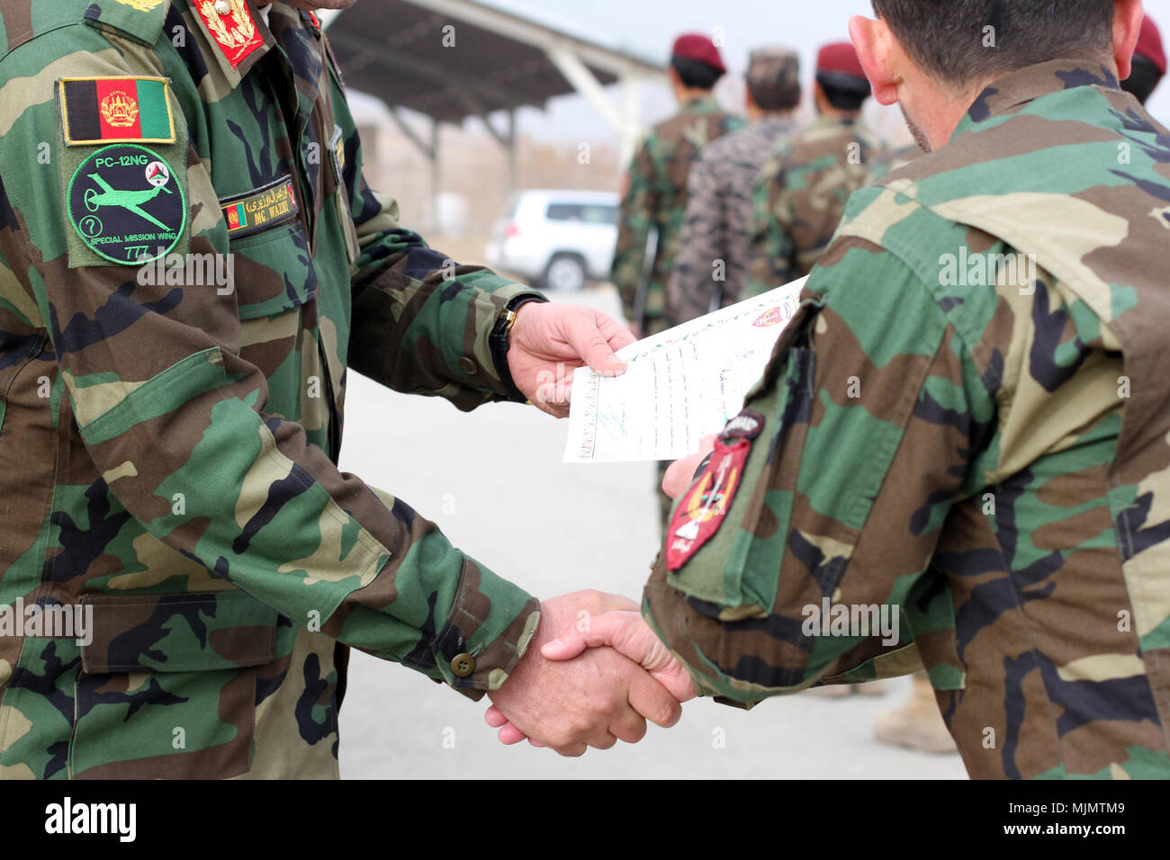 Un corso di specialità certificato di laurea è ricevuto da parte di un commando di afgani all'esercito nazionale afghano il Comando Operazioni Speciali scuola di eccellenza, Camp Commando, Kabul, Afghanistan, Dic 14, 2017. (U.S. Esercito foto di Spc. Giacobbe Krone) Foto Stock