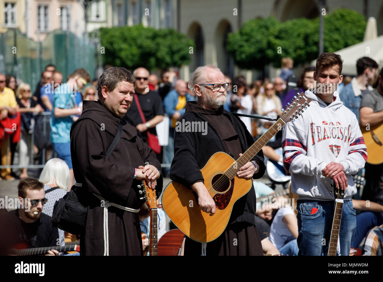 Guitar Guinness Record. 7411 chitarristi giocando "Hey Joe' da Jimmi Hendrix. Foto Stock