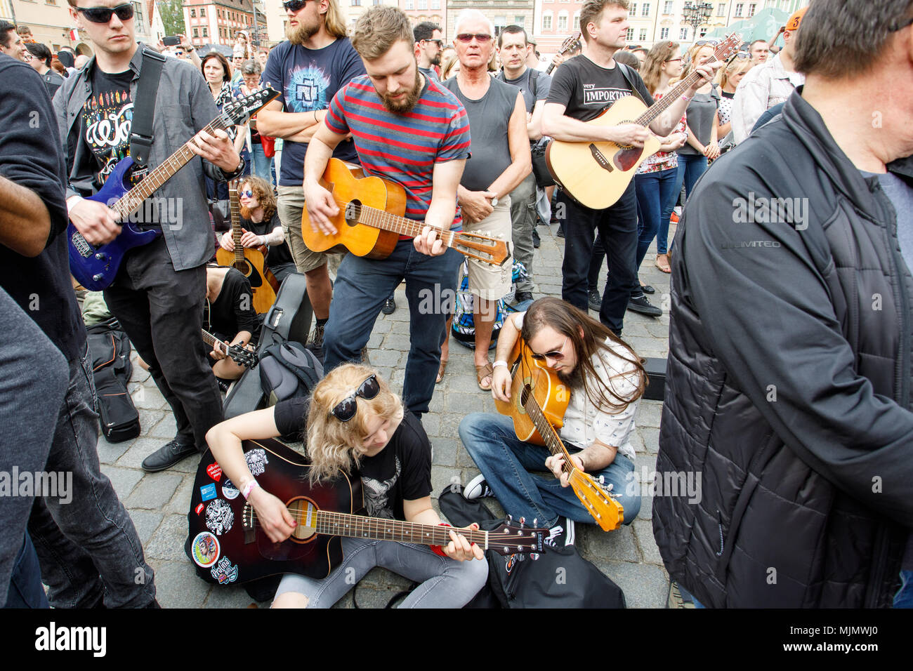 Guitar Guinness Record. 7411 chitarristi giocando "Hey Joe' da Jimmi Hendrix. Foto Stock