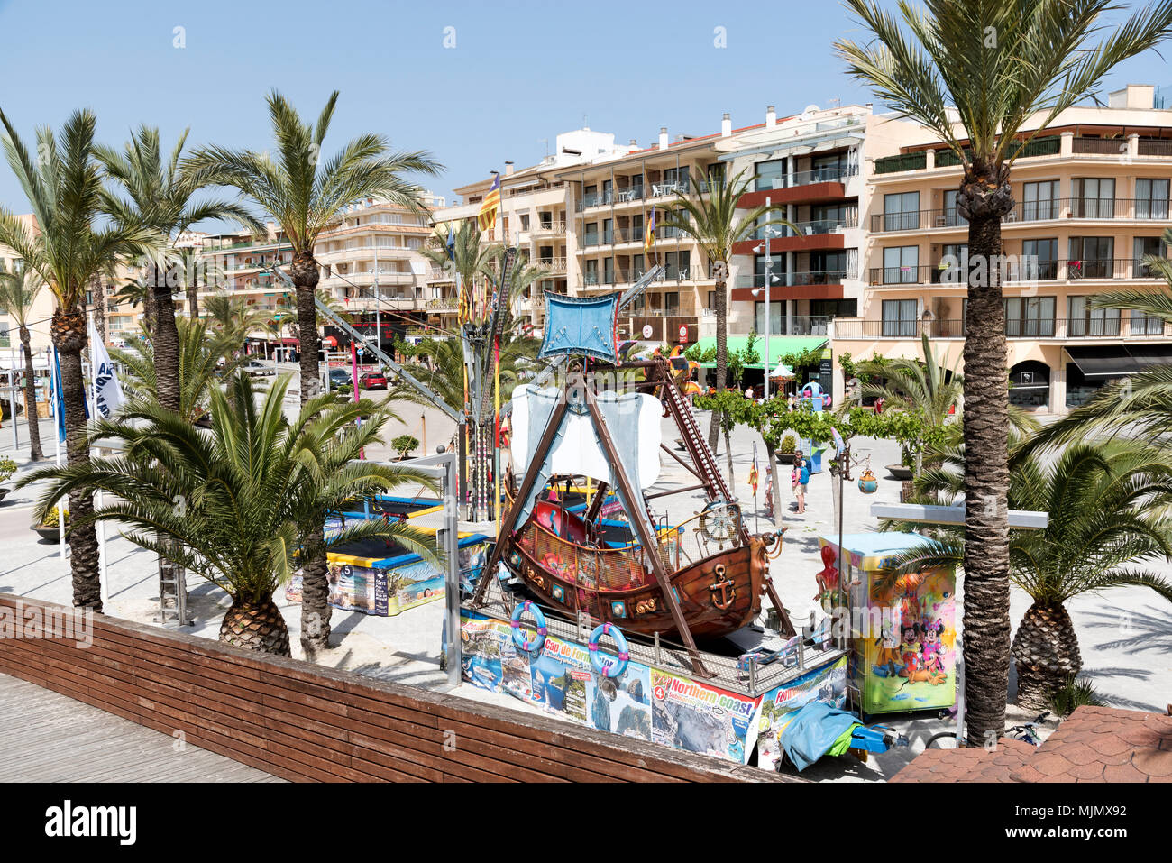 Alcudia, Mallorca, Spagna. 2018. Il lungomare per bambini area di intrattenimento in questo nord Alcudia holiday resort Foto Stock