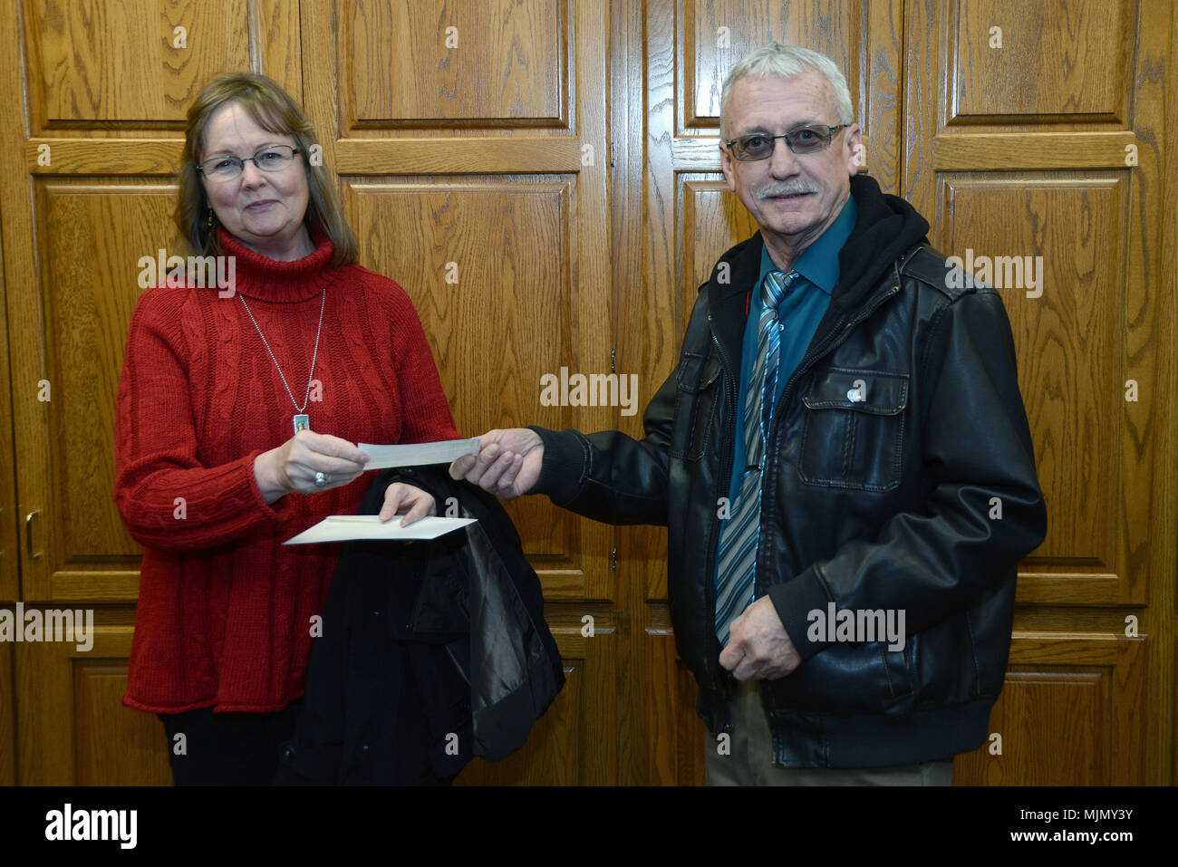 Terri Porter del Northwest area istruzione agenzia nella città di Sioux, Iowa presenta il sig. Gary Schmidt 185th Air Refuelling ala programmi familiari Manager, Iowa Air National Guard, con un controllo per $830 su dicembre 12, 2017. Il denaro donato sarà usata per pagare i costi di affrancatura postale per pacchetti di cura che verrà inviata ai membri della 185th che vengono impiegati oltremare durante le vacanze. Stati Uniti Air National Guard foto di: Master Sgt. Vincent De Groot 185th ARW PA/rilasciato Foto Stock