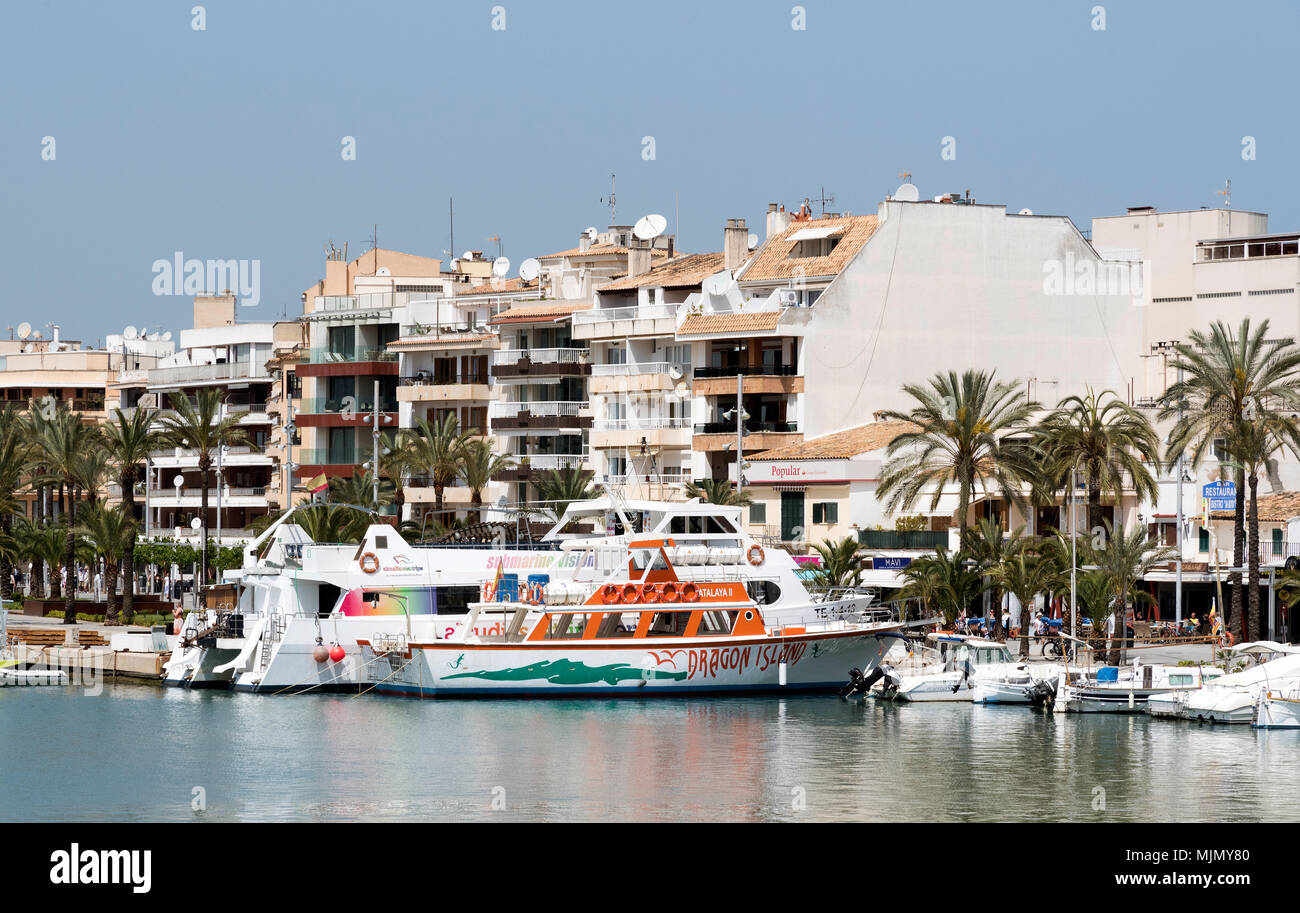 Alcudia, Mallorca, Spagna. 2018. Business sul lungomare di gite in barca, in questo nord Alcudia holiday resort Foto Stock