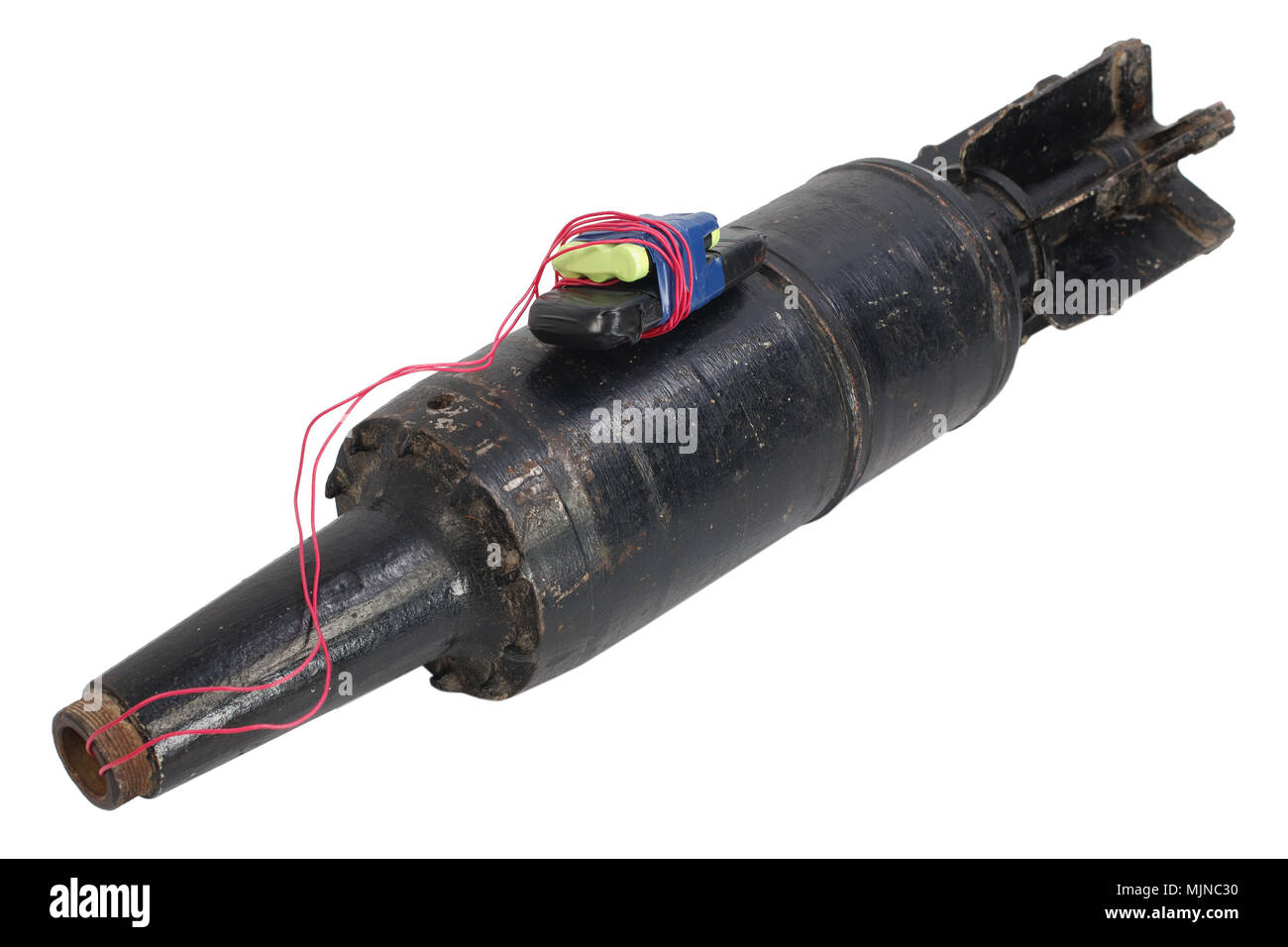 IED (improvvisato dispositivo esplosivo) con 125mm URSS serbatoio riscaldano il proiettile isolati su sfondo bianco Foto Stock