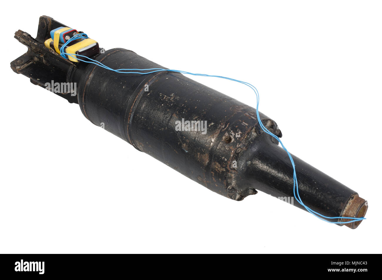 IED (improvvisato dispositivo esplosivo) con 125mm URSS serbatoio riscaldano il proiettile isolati su sfondo bianco Foto Stock