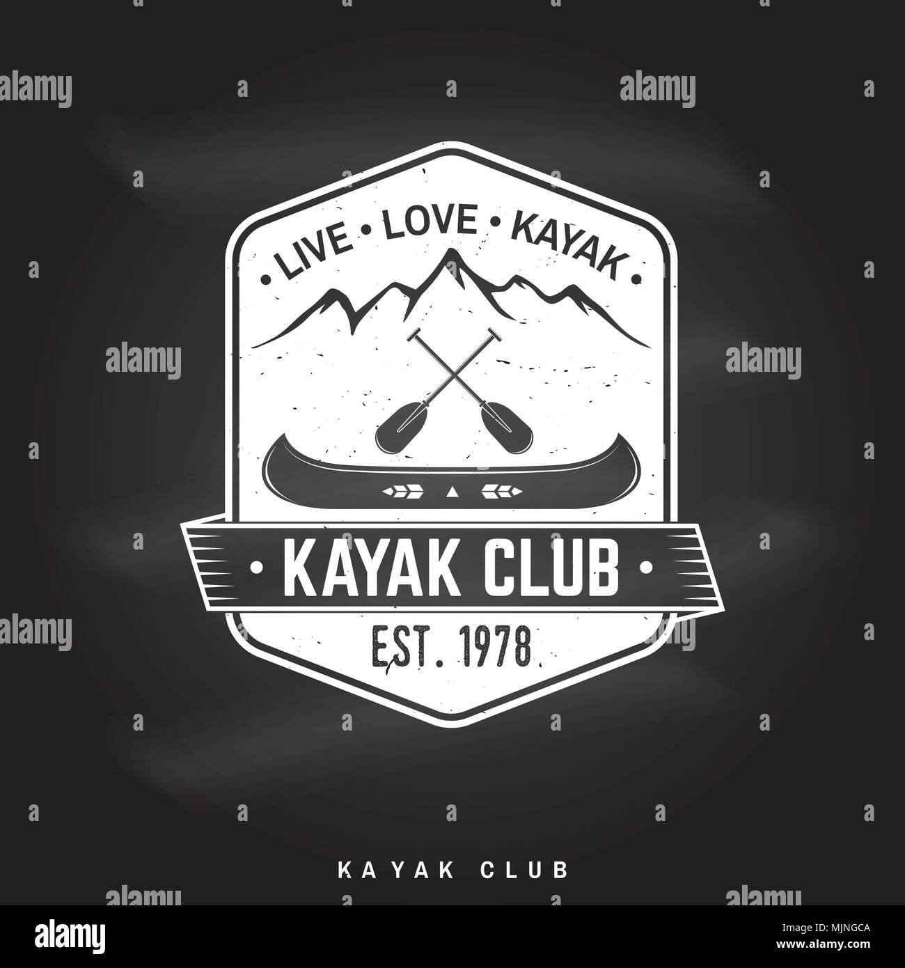 Kayak Club. Live, amore, kayak. Illustrazione Vettoriale sulla lavagna. Concetto di t-shirt, stampare il timbro o il raccordo a t. Vintage design tipografia con la montagna, Illustrazione Vettoriale