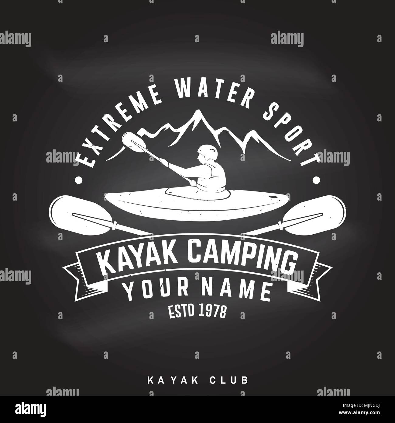 Kayak camping. Illustrazione Vettoriale sulla lavagna. Concetto di t-shirt, stampare il timbro o il raccordo a t. Vintage design tipografia con la montagna e silh kayaker Illustrazione Vettoriale