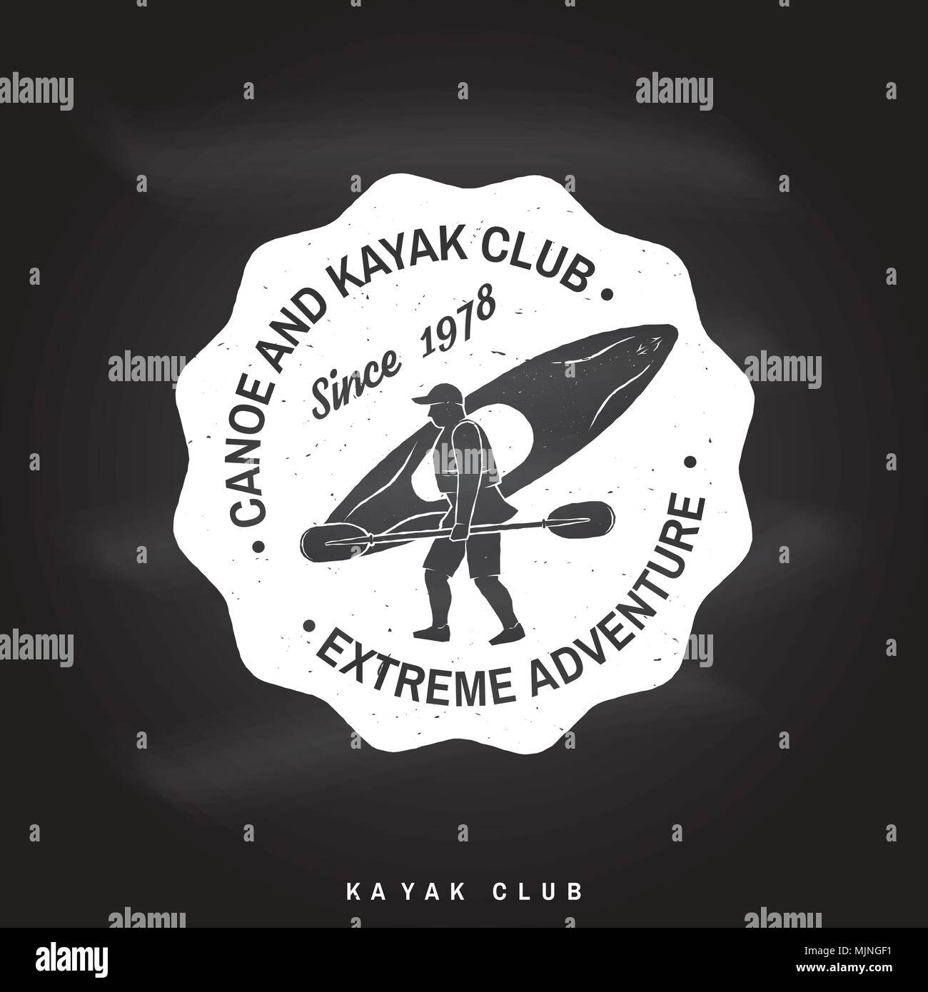 Canoa e Kayak club badge sulla lavagna. Illustrazione Vettoriale. Concetto di t-shirt, stampare il timbro o il raccordo a t. Vintage design tipografia con kayaker silh Illustrazione Vettoriale