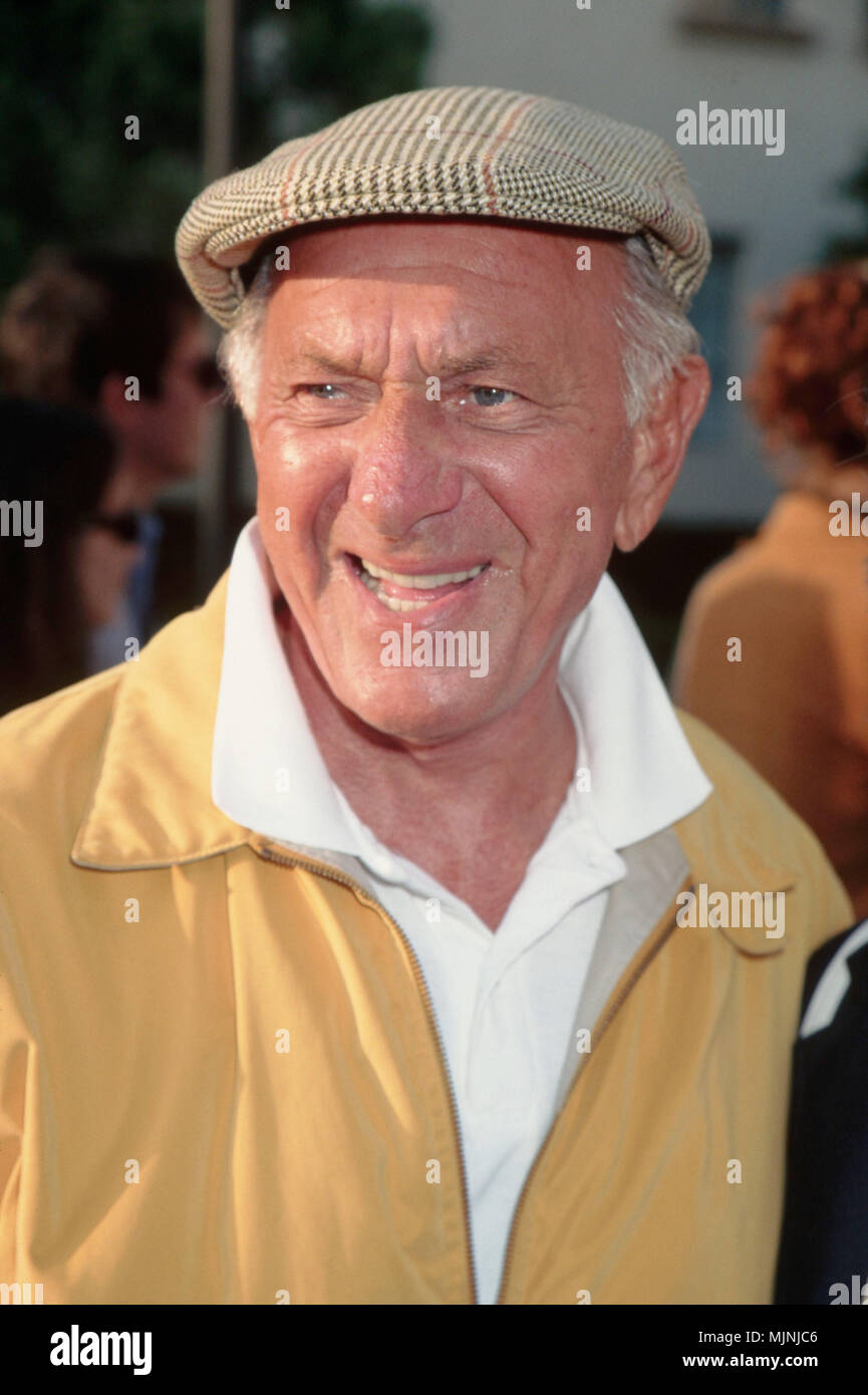 20 lug 1997, Hollywood, Los Angeles, California, Stati Uniti d'America --- didascalia originale: 07/20/1997 a Los Angeles, CA: Jack Klugman assiste 'Una Serata con Uta Hagen', una domanda e una risposta seminario, con il mondo renowmed deliberando insegnante. --- ' Tsuni / - 'Jack Klugman Jack Klugman Foto Stock