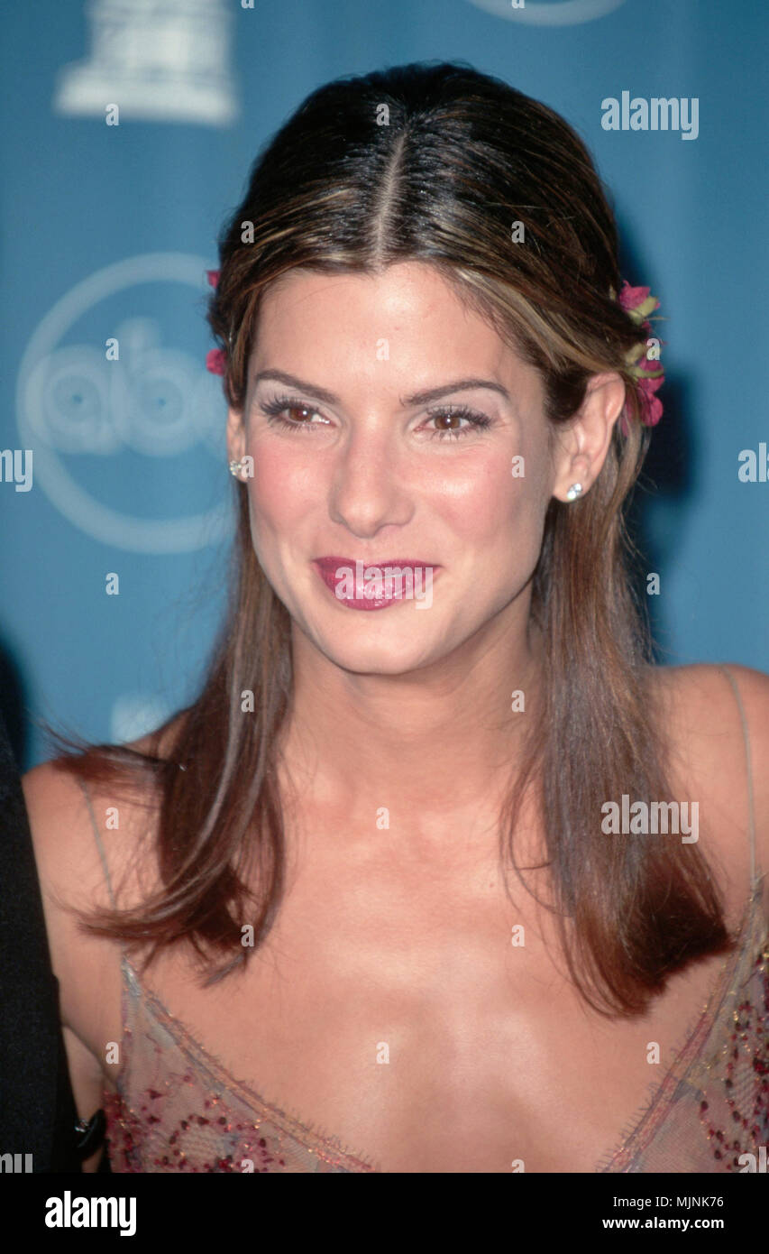 1997, Los Angeles, California, Stati Uniti d'America --- Sandra Bullock al 1997 Academy Awards. --- ' Tsuni / - 'Sandra giovenco 163 Sandra Bullock 163 una persona, verticale, migliori della vita di Hollywood, evento nella vita di Hollywood - California, tappeto rosso Evento, verticale, STATI UNITI D'AMERICA, industria cinematografica, celebrità, fotografia, Bestof, arte cultura e intrattenimento, , , Topix Foto Stock