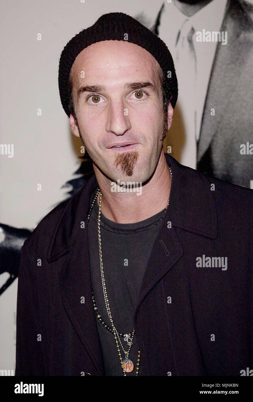 04 ott 2000, Los Angeles, California, Stati Uniti d'America --- didascalia originale: Get Carter Premiere si è tenuto presso il Bruin Theatre di Westwood - Los Angeles. --- ' Tsuni / - 'Stephen Kay Stephen Kay una persona, verticale, migliori della vita di Hollywood, evento nella vita di Hollywood - California, tappeto rosso Evento, verticale, STATI UNITI D'AMERICA, industria cinematografica, celebrità, fotografia, Bestof, arte cultura e intrattenimento, , , Topix Foto Stock