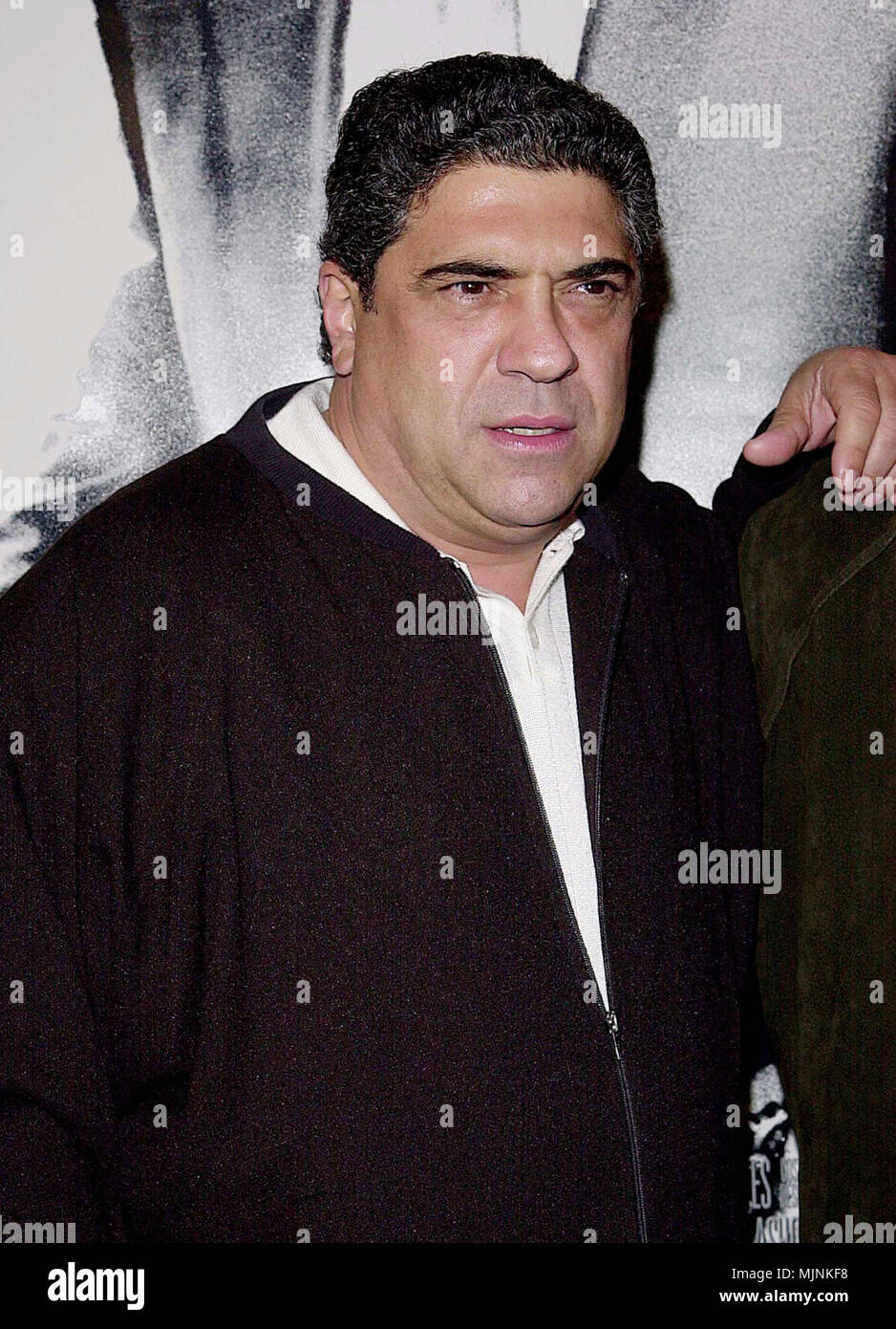 04 ott 2000, Los Angeles, California, Stati Uniti d'America --- didascalia originale: Get Carter Premiere si è tenuto presso il Bruin Theatre di Westwood - Los Angeles. --- ' Tsuni / - 'Vinny Pastore Vinny Pastore una persona, verticale, migliori della vita di Hollywood, evento nella vita di Hollywood - California, tappeto rosso Evento, verticale, STATI UNITI D'AMERICA, industria cinematografica, celebrità, fotografia, Bestof, arte cultura e intrattenimento, , , Topix Foto Stock