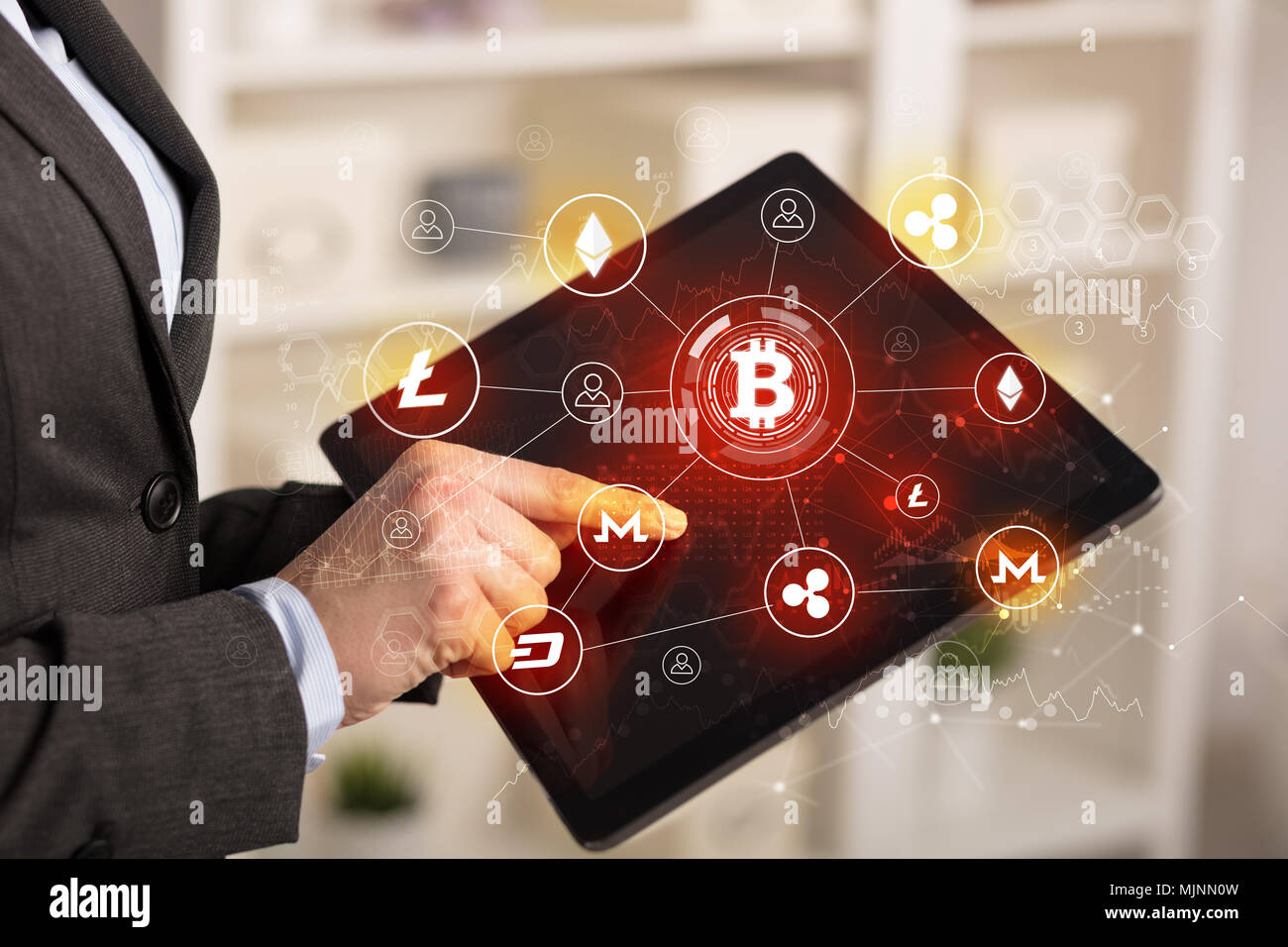 Business donna utilizzando tablet con cryptocurrency bitcoin link il concetto di rete Foto Stock