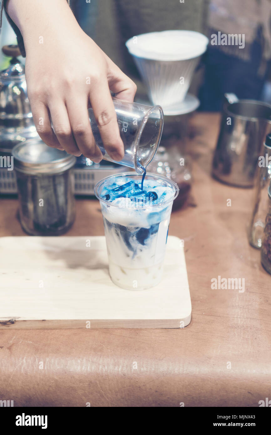 Blue latte art con il latte e il ghiaccio Foto Stock