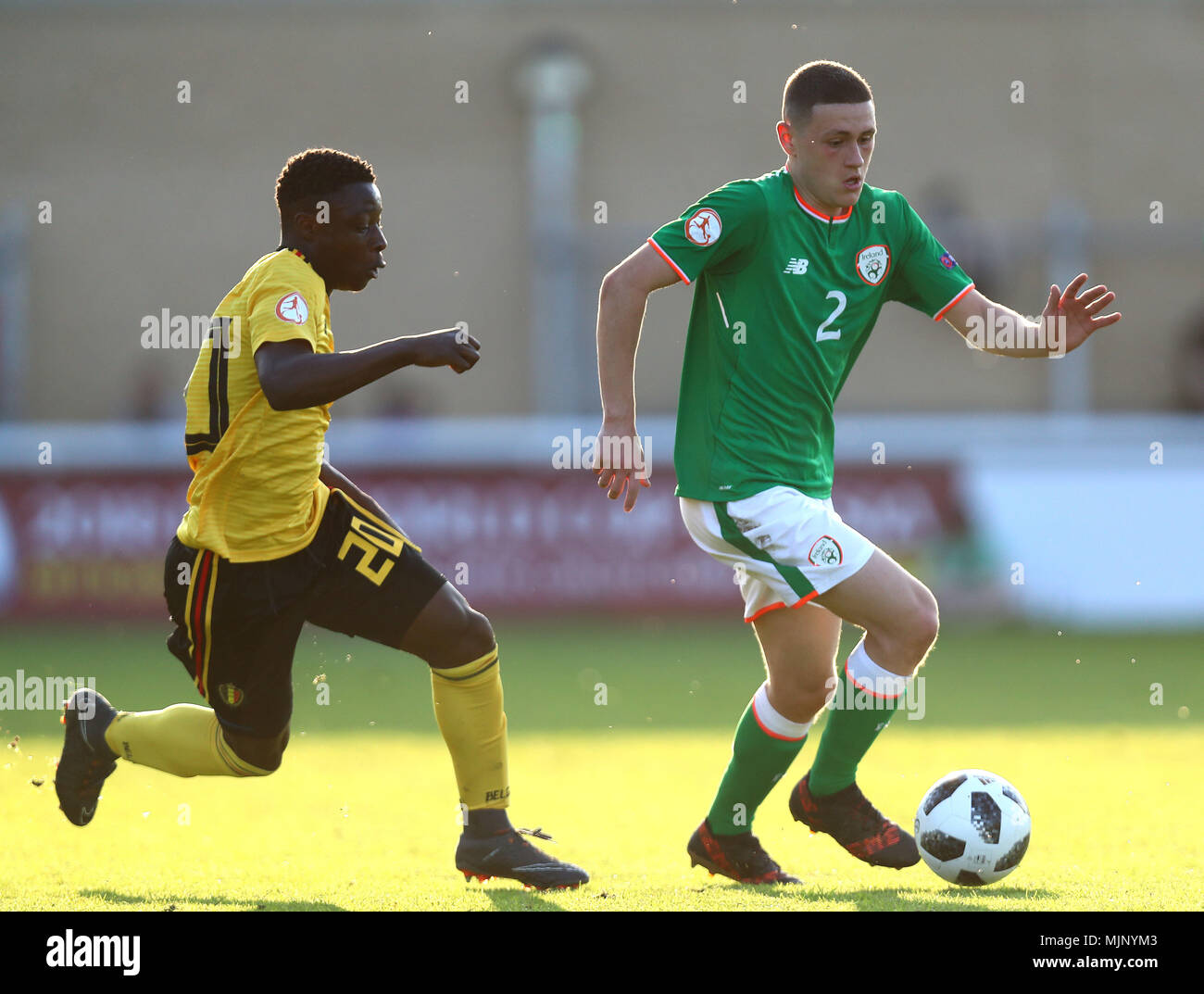 Repubblica di Irlanda è Max Murphy (a destra) e il belga Jeremy Doku battaglia per la sfera durante la UEFA europeo U17 campionato, gruppo C corrispondono a Loughborough University Stadium. Foto Stock