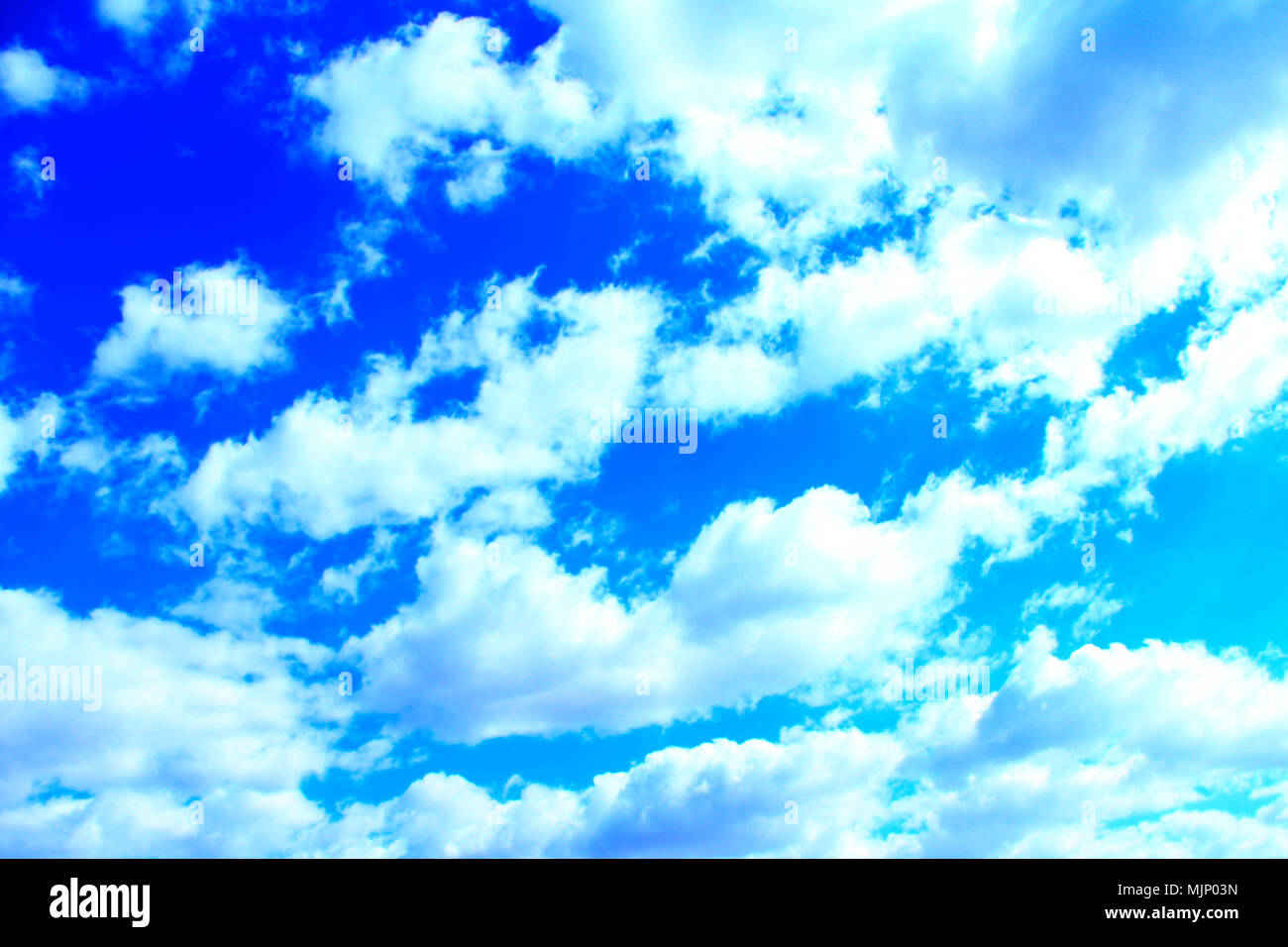 Bella nuvole bianche sul cielo blu sullo sfondo. Nuvole bianche sul Cielo di estate. Cielo nuvoloso Foto Stock