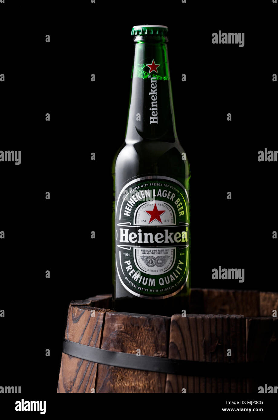 LONDON, Regno Unito - 03 Maggio 2018: Bottiglia di Heineken Birra chiara  sulla parte superiore del barile di legno e sfondo nero. Heineken è il  prodotto di punta di Heineken in Foto stock - Alamy