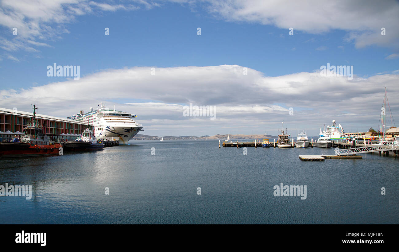 Hobart, Tasmania, Australia: Marzo 28, 2018: P&O nave da crociera attraccata a Constitution Dock nel porto di Hobart. I passeggeri sono sbarcati alla passeggiata. Foto Stock