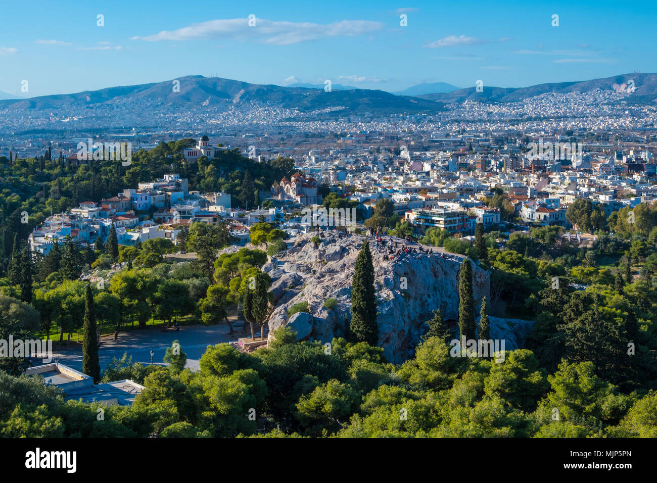 Vista panoramica di Atene e di areopago, un ruolo di roccia affiorante situato a nordovest dell'Acropoli di Atene, Grecia. Foto Stock