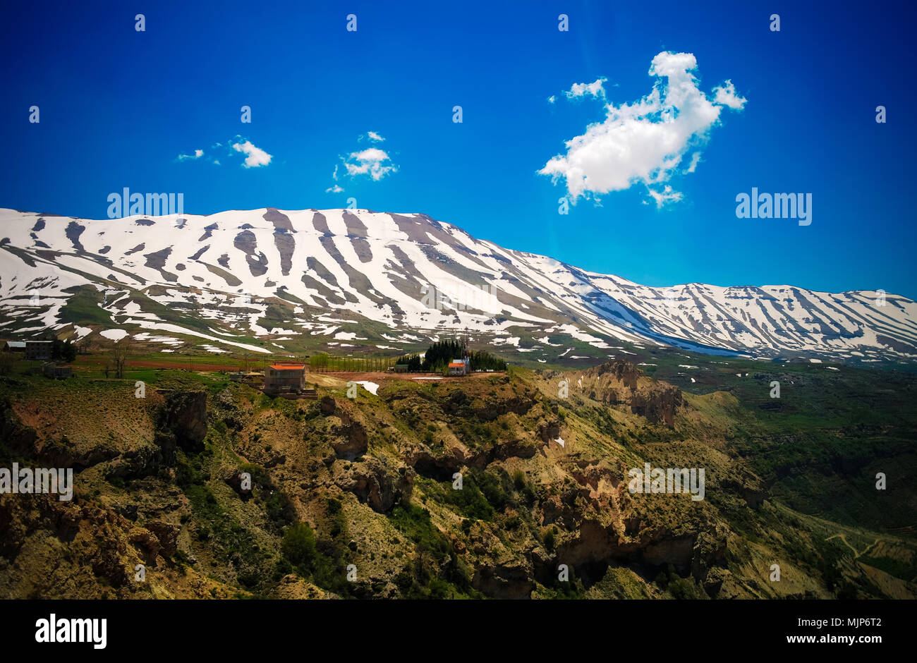 Vista del paesaggio di montagne e Valle di Kadisha aka Valle Santa in Libano Foto Stock