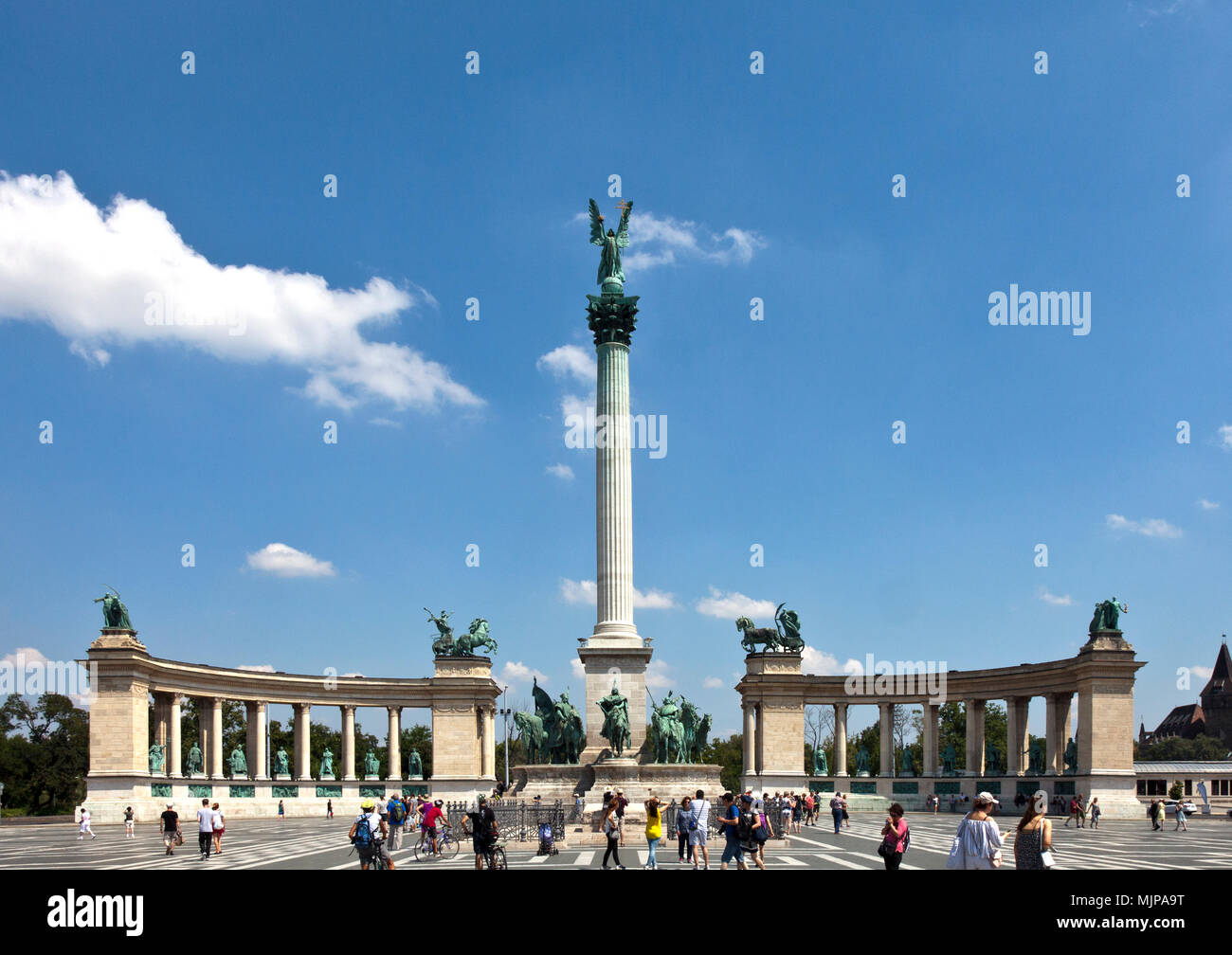 Monumento millenario in Heroes Square, Budapest, centri su un grande cenotafio in pietra circondato da un ornamento della catena di ferro. Foto Stock