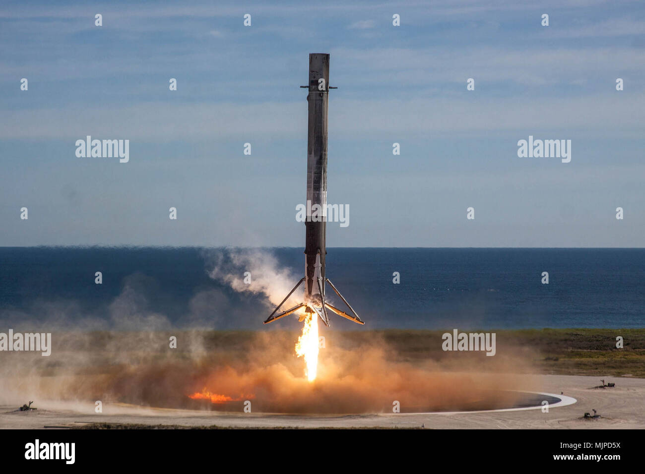 Un SpaceX "volo provato" primo stadio survoltore terre con successo sulla zona di atterraggio 1, Cape Canaveral Air Force Station, Fla. dic. 15, 2017. Gli Stati Uniti Air Force's 45th spazio ala SpaceX supportato il successo del lancio della NASA commerciale della missione di rifornimento 13 a bordo di un Falcon 9 razzo da complessi di lancio 40 15 dicembre 2017. Subito dopo il lancio, il booster restituito in modo sicuro come ha fatto per la sua prima missione, CRS-11, nel giugno 2017. (Foto di cortesia/SpaceX) Foto Stock