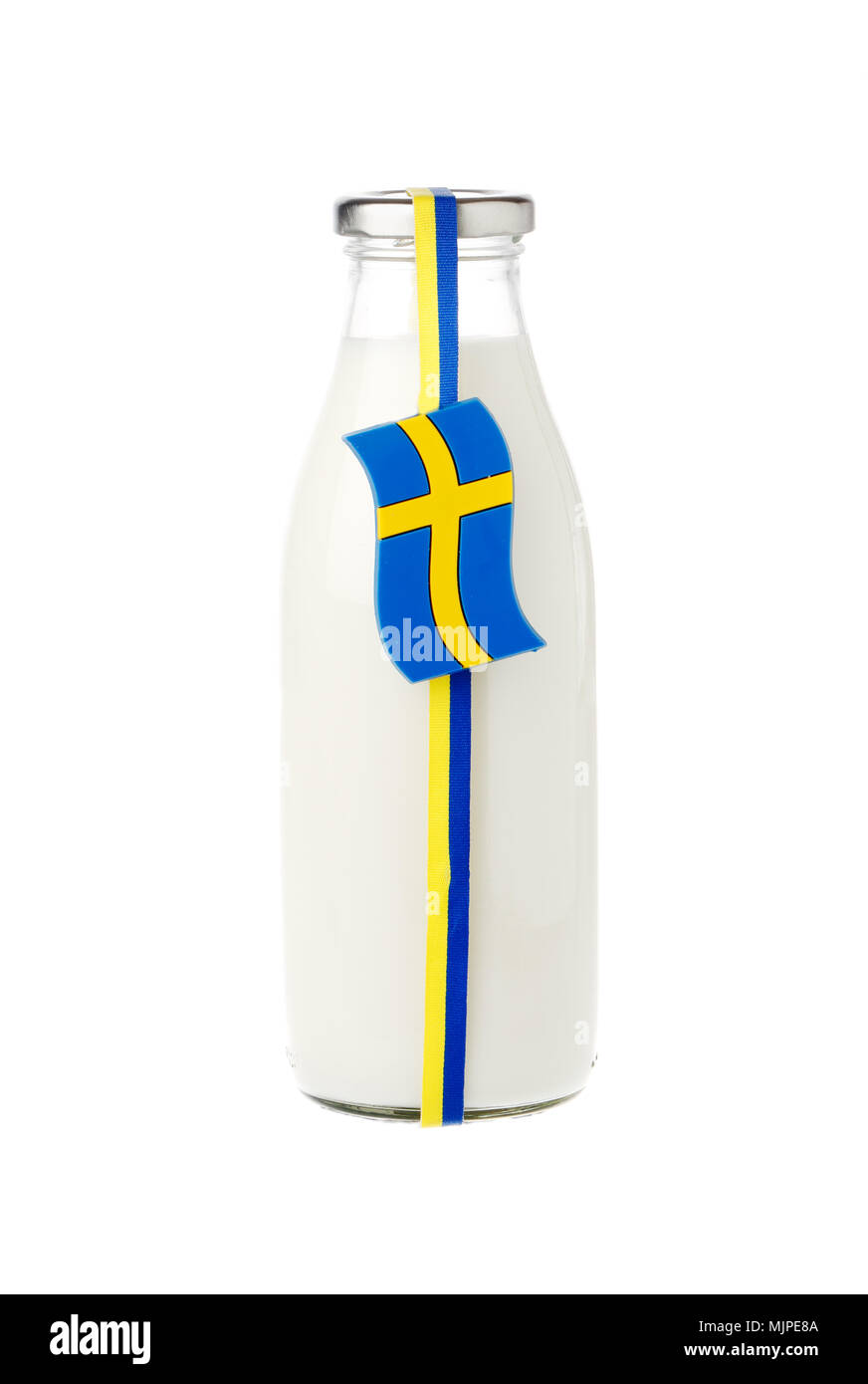 Latte in un classico di latte bottiglia di vetro decorate in blu e strisce gialle e la bandiera svedese isolati su sfondo bianco. Foto Stock