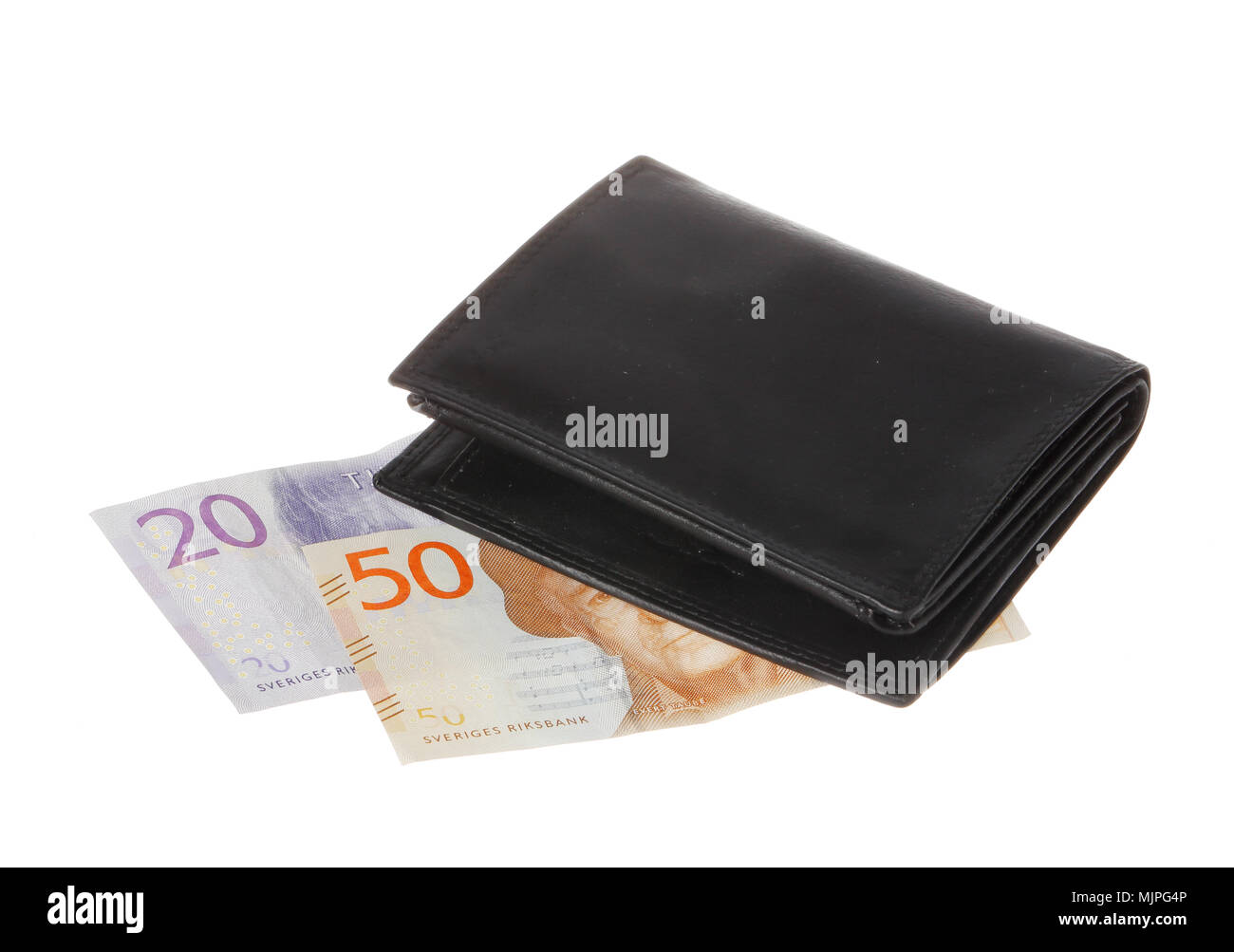 Un portafoglio nero posto sulla sommità dello svedese banconote in tagli di venti respektuve cinquanta corone isolati su sfondo bianco. Foto Stock