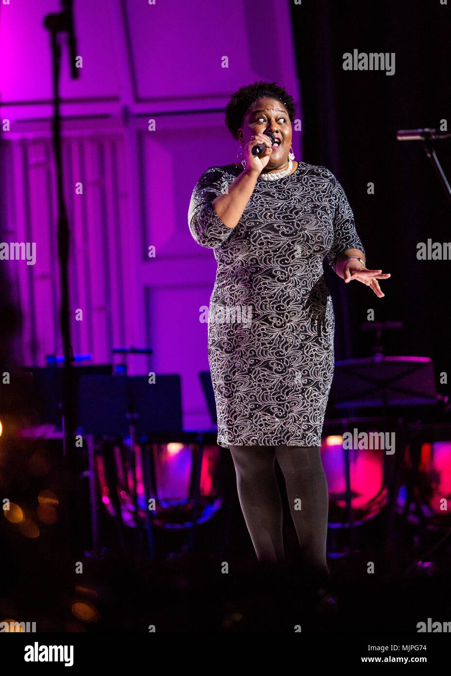 Alisa Mike un ospite canta durante una vacanza concerto del Marine Corps Air Station Cherry Point, N.C., Dic 15, 2017. La seconda banda di MAW detiene il concerto ogni anno per celebrare le feste con i membri del servizio e della comunità. (U.S. Marine Corps Photo by Lance Cpl. Cody J. Ohira) Foto Stock