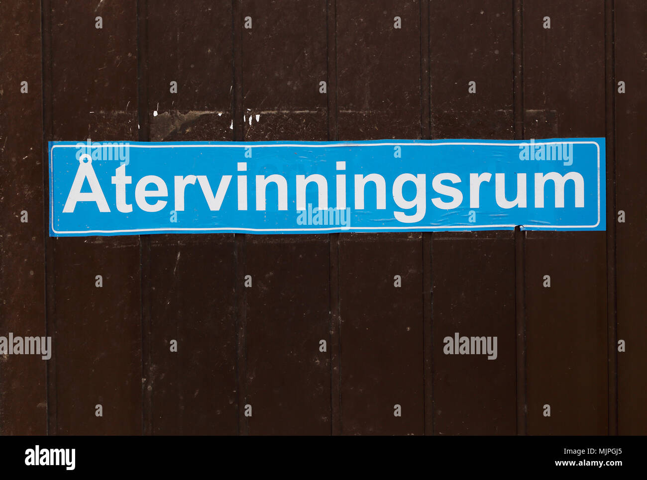 Segno scritto in svedese indicando che si tratta di una stanza per il riciclaggio dietro la porta. Foto Stock