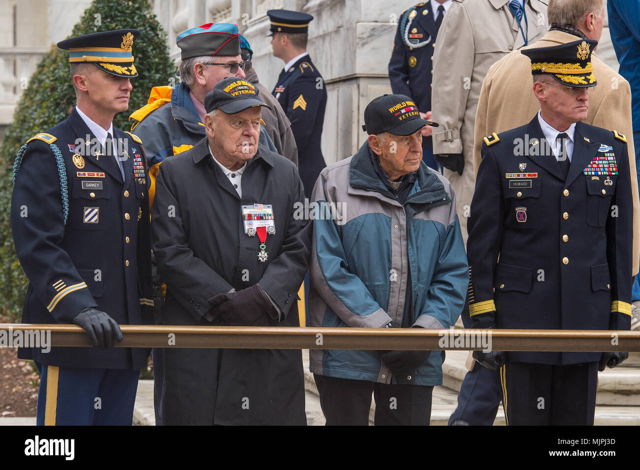 Il servizio DEGLI STATI UNITI i membri partecipano a un esercito un onore speciale corona la cerimonia di posa in onore di II Guerra Mondiale Veterani presso la tomba del Milite Ignoto nel Cimitero di Arlington Arlington, Virginia, Dic 15, 2017. L'evento è stato ospitato da Il Mag. Gen. Michael L. Howard, comandante della forza congiunta Headquarters-National Capital Region e distretto militare di Washington (Stati Uniti Esercito foto di Zane Ecklund) Foto Stock