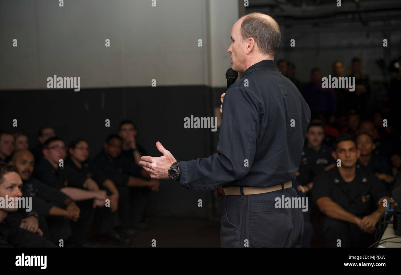 171219-N-VK310-0005 OCEANO PACIFICO (dec. n. 19, 2017) Capt. John Howard, appena nominato comandante della Amphibious Assault nave USS Wasp (LHD 1) indirizzi junior marinai arruolato in la minore area di stoccaggio del veicolo a bordo Wasp. Vespa è in transito a Sasebo, Giappone per condurre un fatturato con la USS Bonhomme Richard (LHD 6) come distribuita ammiraglia delle forze anfibio NEGLI STATI UNITI 7 flotta area di operazioni. (U.S. Foto di Marina di Massa lo specialista di comunicazione 3a Michael Molina/rilasciato) Foto Stock