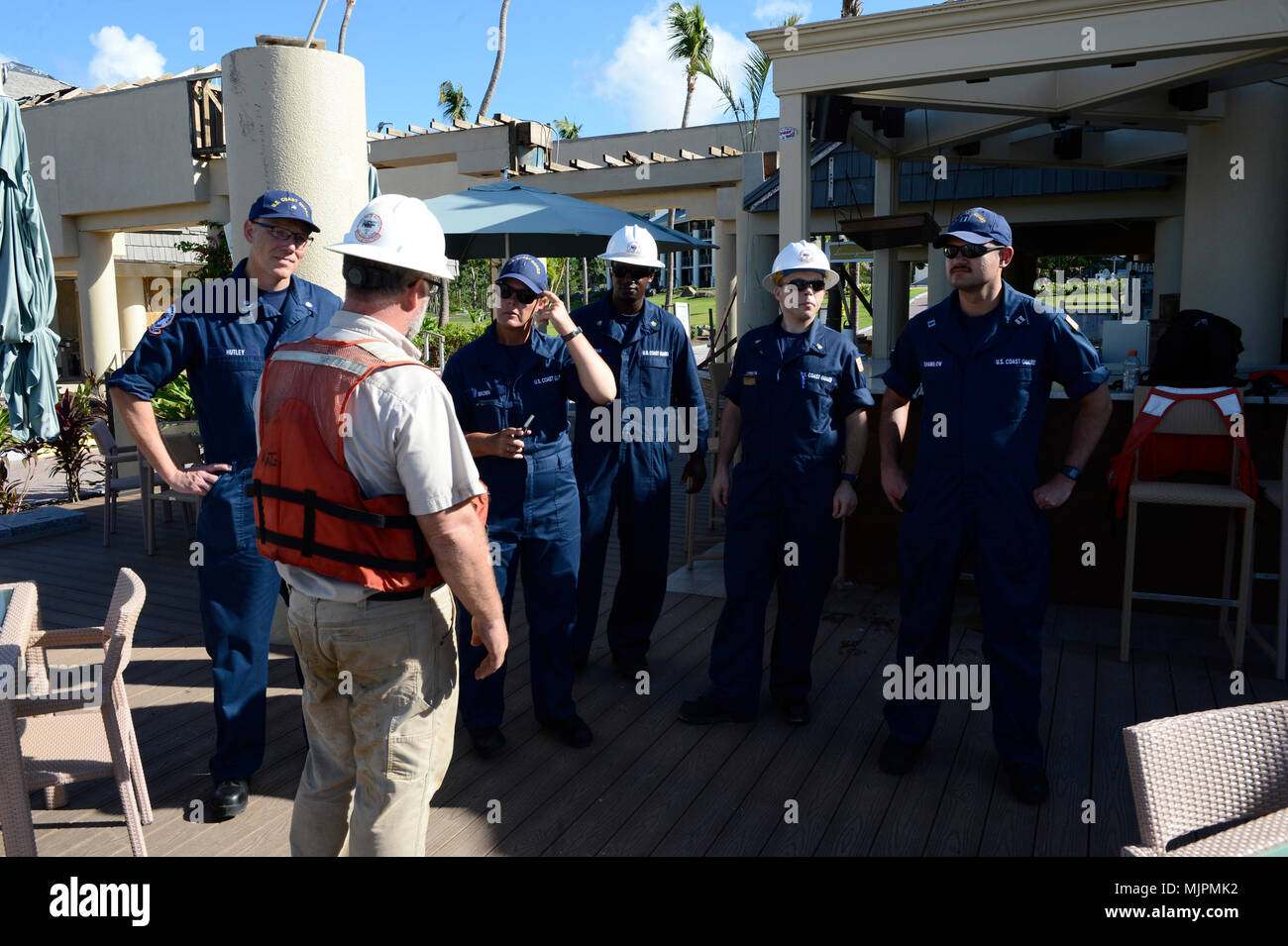 Coast Guard CDR. Tedd Hutley, Incident Commander per il supporto di emergenza funzione 10 Risposta, Golfo Strike Team comandante, discute le operazioni con Chief Warrant Officer Bridgette Brown, vice direttore di filiale per San Giovanni, Mike Jarvis, risolvere Marine Group, Sottufficiali di prima classe Kenneth Freeman, Pacific Strike Team, Chief Petty Officer Isacco Chavalia, Golfo Strike Team, e il tenente Rafael Shamilov, Pacific Strike Team in Great Cruz Bay, Dic 20, 2017. I membri della FSE-10 sollevamento risposta barche, patch e dare loro torna ai proprietari come parte di una speciale considerazione il programma a Foto Stock