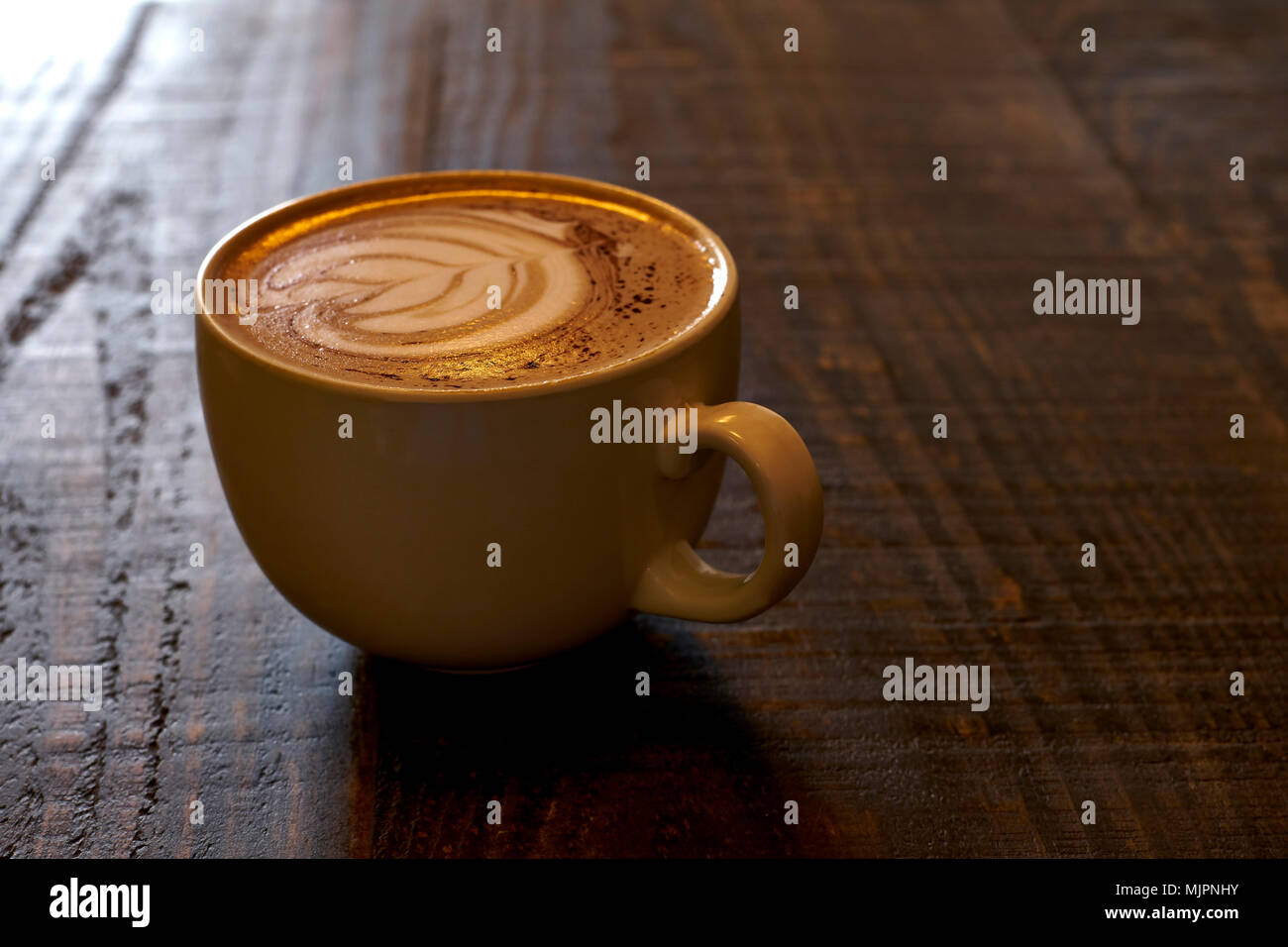 Niente di meglio di un ottimo caffè drink in una bella mattina di primavera. Foto Stock