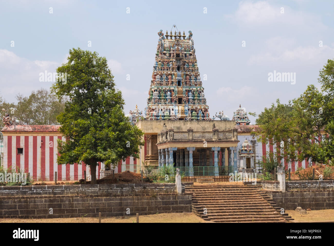 L'ornato portale di ingresso, o Gopuram, in Sri Desikanathar tempio in Soorakudi in Tamil Nadu, India. Il tempio ha avuto origine nel VIII secolo Foto Stock