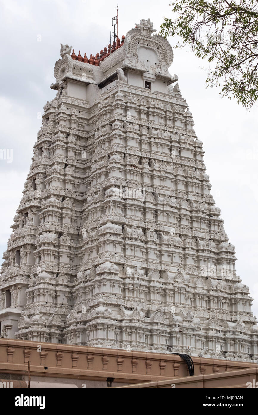 Il Gopuram bianco o un gateway, noto come il Vellai gopuram e simboleggia la purezza, in Sri Ranganatha Swamy complesso a Trichy in Tamil Nadu, India Foto Stock